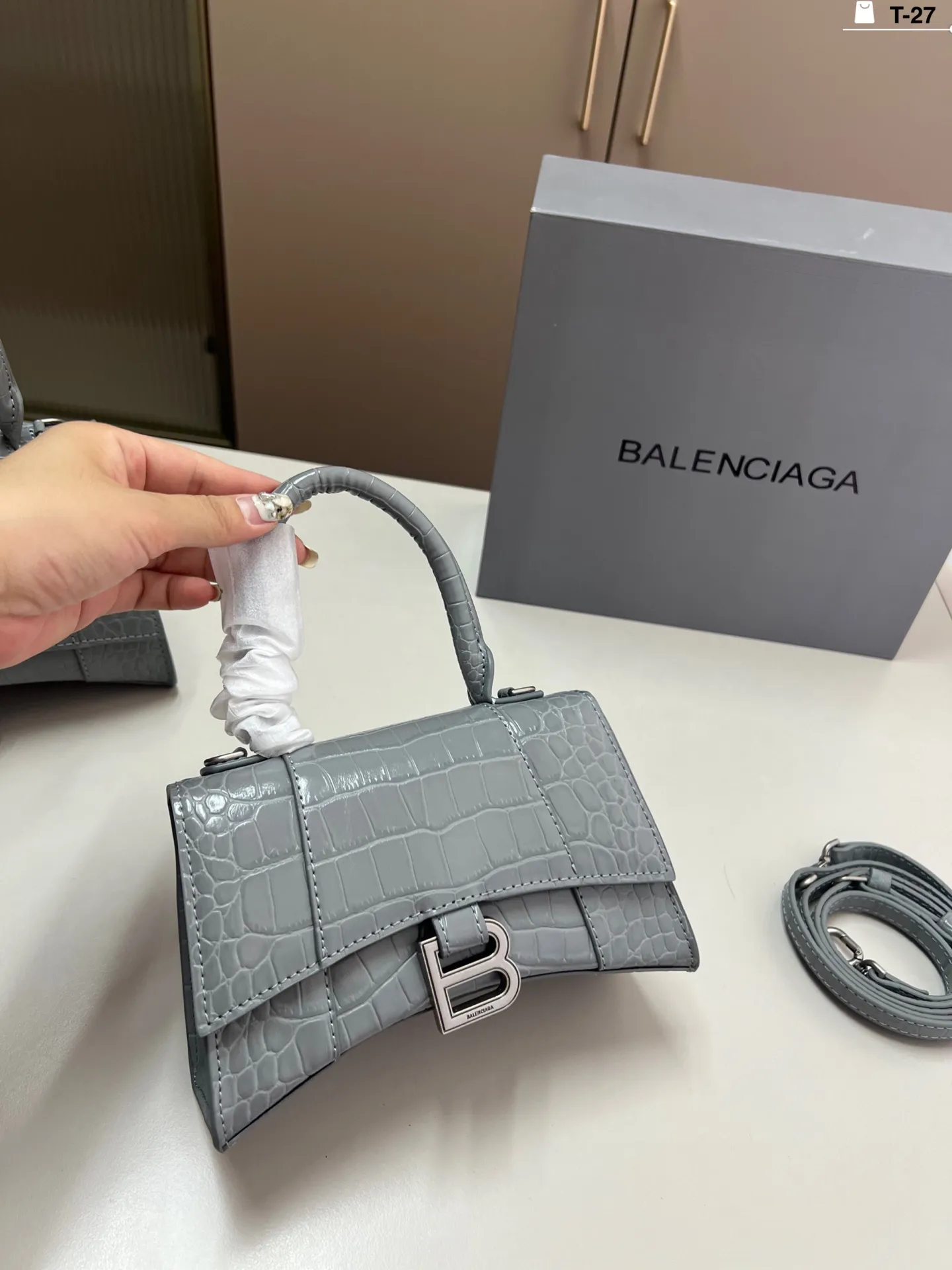 小💰p135 巴黎世家沙漏包(鳄鱼纹) 优雅 时尚 简单又大方 还带给你带来复古潮流的感觉 T-27尺寸19×9/22×10折叠盒