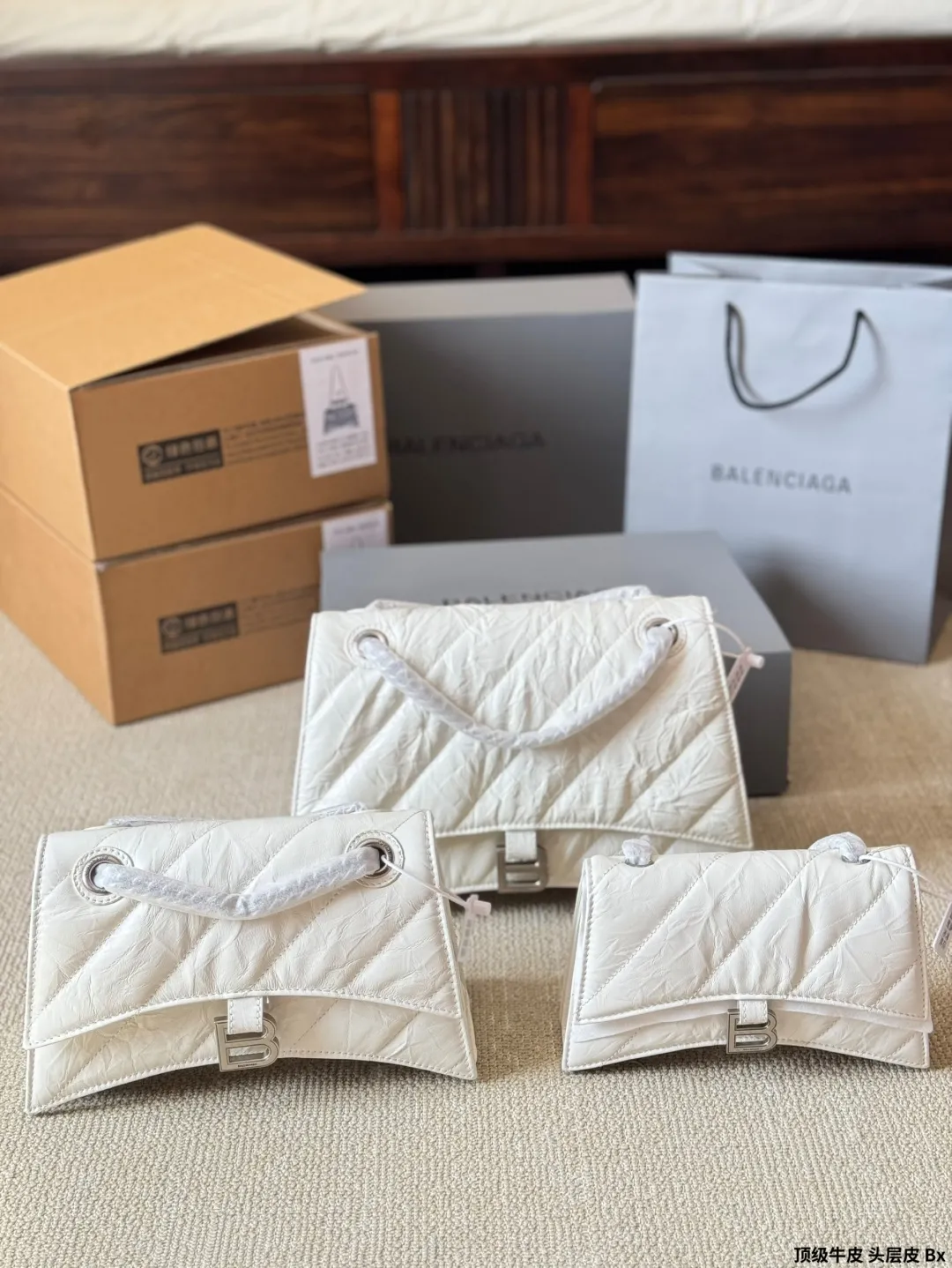 顶级原单 头层皮 p230/p200/p180 有Bella独特的氛围感了,好绝。 有Bella 那味儿了 一独特的氛围感好绝。 来自巴黎世家 Crush气场强大的实用型 大包包强势回归! 巴黎世家 Crush 以 Hourglass 沙漏包廓形为基础,特殊 处理后呈现出皱褶纸质感的纹理,软软的包身 十褶皱 感皮质,满满的前卫感! 整个包真的一眼爱上,经典沙漏轮廓,皮质柔软,手感 像枕头一般超级好!尺寸大号30 20cm 小号25 15cm 迷你20 13cm