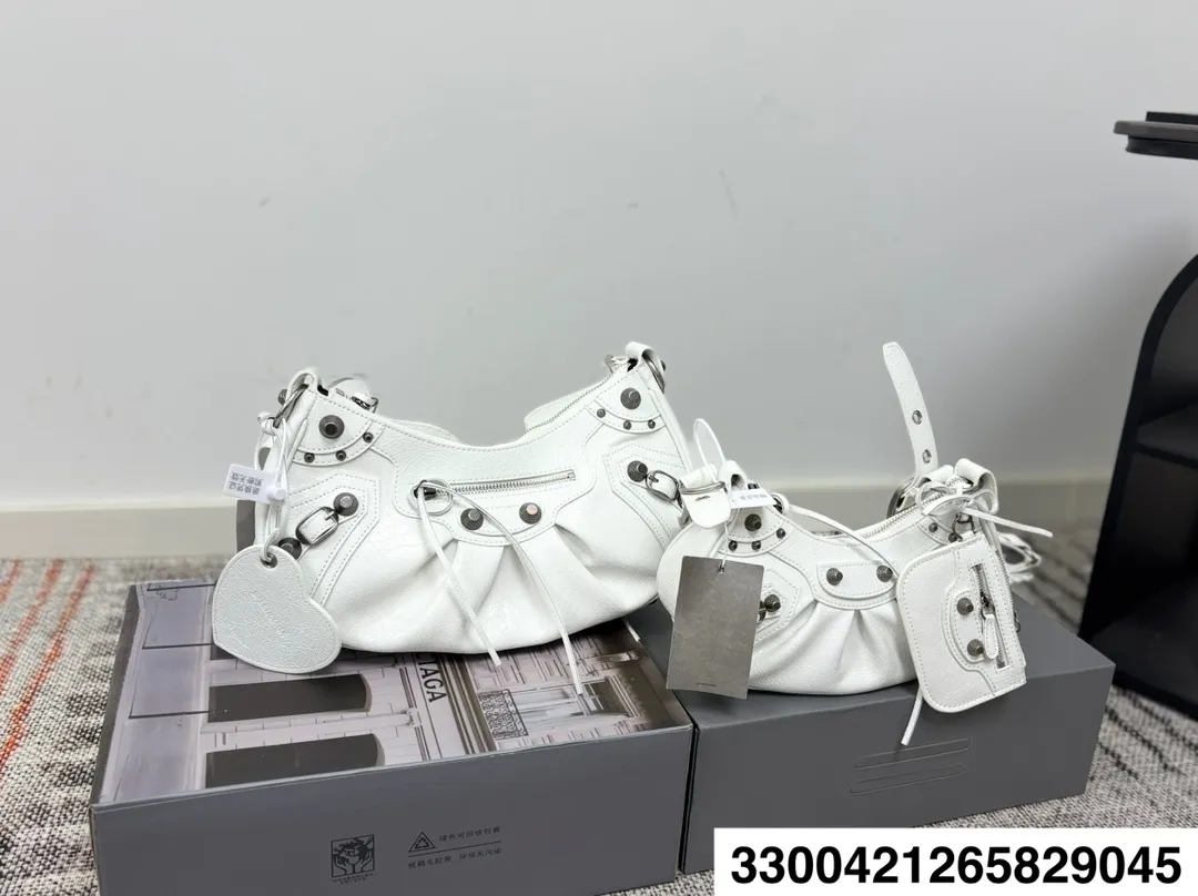 大号p245 小号p225 配飞机盒折叠盒子 巴黎世家Le Cagole 半月牙腋下包饺子包 致敬经典机车包系列重磅新款王炸登场la 可调节编织肩带附加孔眼 外挂皮革卡包、心型挂镜 🉑️腋下🉑️肩背🉑️斜背 尺寸:大号32 15 小号25.12