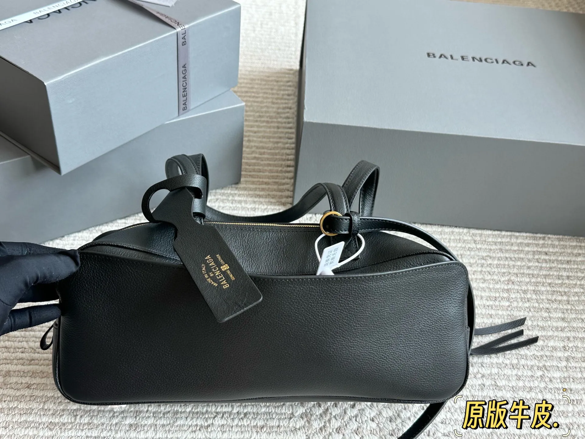 💰 280 原版牛皮 酷帅天花板 巴黎世家新推出的保龄球系列真的鲨疯了!!独特弧形包身上身辨识度直接拉满 双提手设计超贴心上身优雅大方,亦可单肩背随性自在 黑色牛皮材质质感无敌,光泽度恰到好处,看起来高级又耐造 32*12cm 配盒