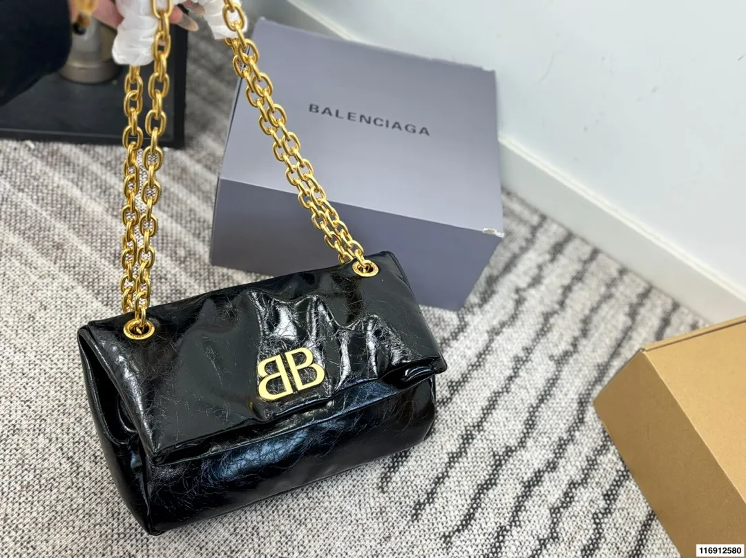 p170 配礼盒 尺寸28.20 黑金绝配|这只Monaco油蜡皮中号 黑金+油蜡皮这个组合 这就是我的本命包啊！🖤 油蜡皮自带微妙的光泽度和做旧纹理 摸起来是柔润的蜡感 越用越有个人痕迹 而且超级耐造 内里还有一个带拉链的夹层 日常出门完全够用 - 五金是做旧的复古金色，Blogo比较低调 - 开合是磁吸扣，单手操作超方便 - 油蜡皮会有自然的褶皱纹理 喜欢复古感的会爱死 如果你在找一只帅气、能装、不娇气又充满高级感的通勤包，黑金油蜡皮Monaco中号绝对值得冲！