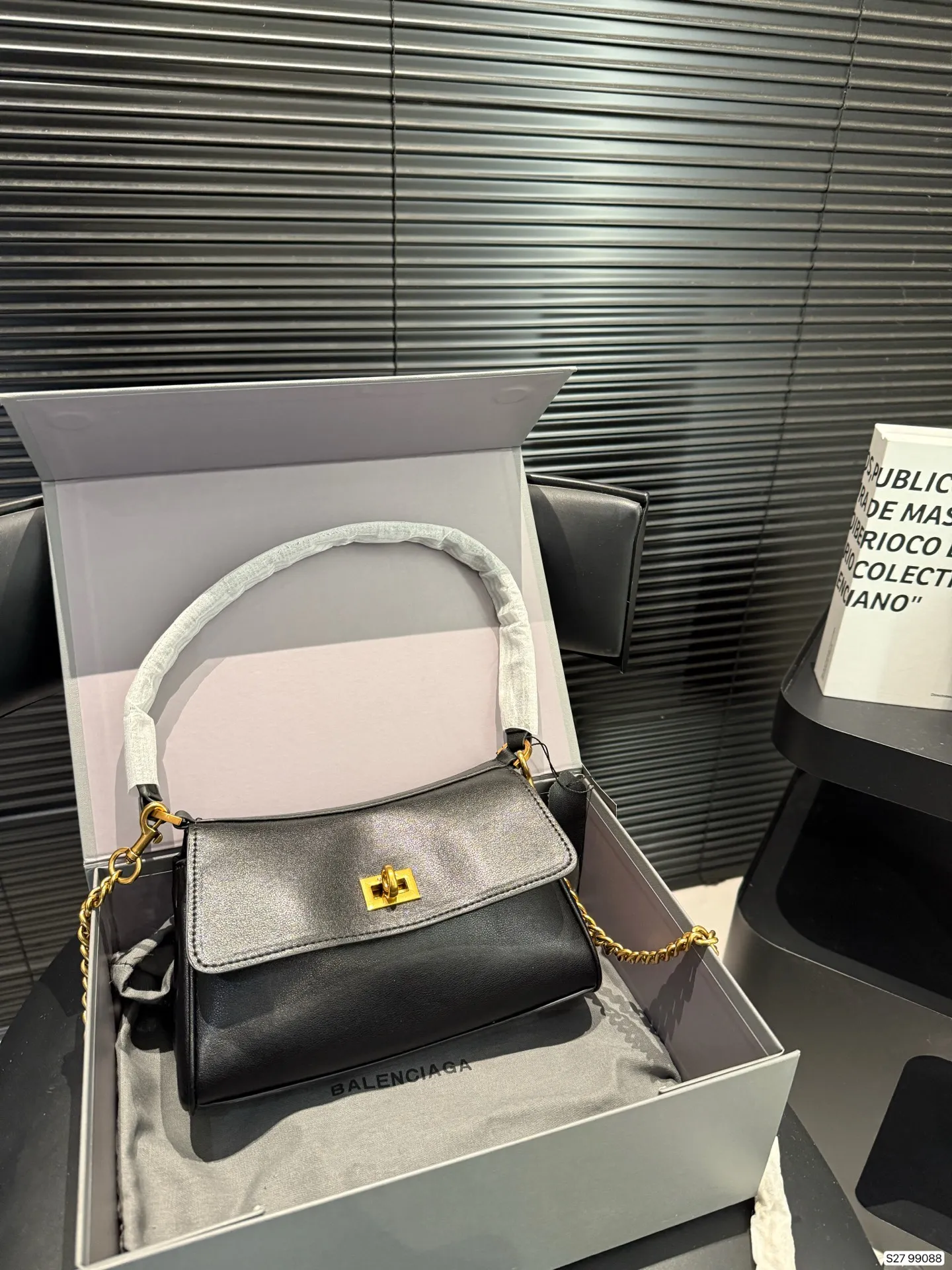 P185 配折叠盒 𝐁𝐚𝐥𝐞𝐧𝐜𝐢𝐚𝐠𝐚 𝐑𝐨𝐝𝐞𝐨 🖤🖤 巴黎世家 超火爆的Rodeo系列全新推出了Nano链条包⛓️可拆卸链条 一秒切换成超可爱的手拎包✌🏻 尺寸22 13 货号99088