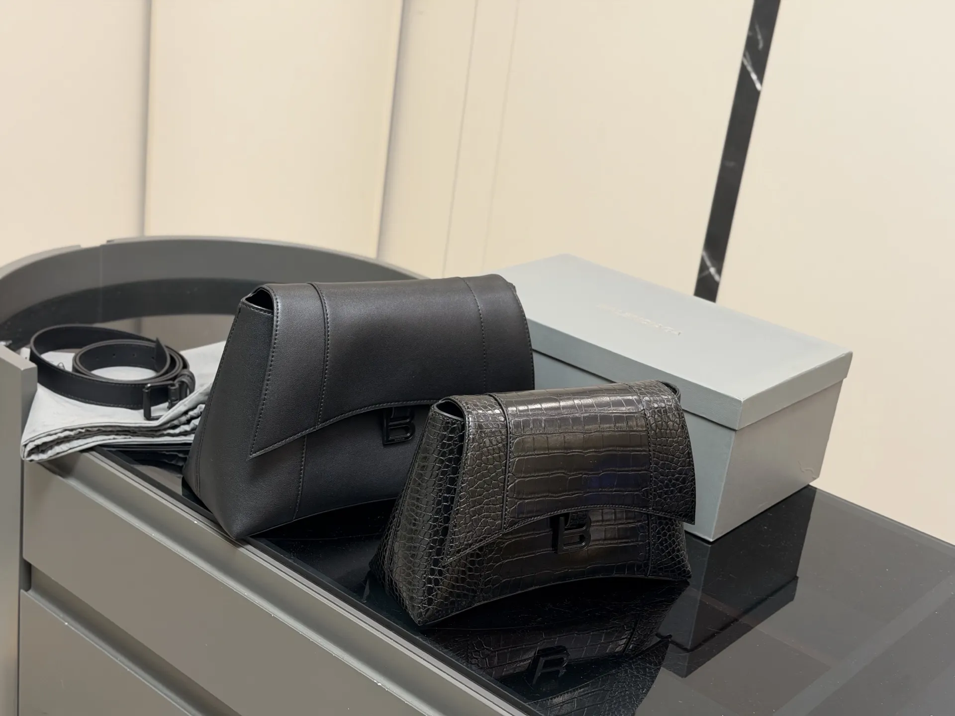 ¥180 ¥185 配盒!! size:28cm 33cm Balenciaga down town 巴黎世家新款沙漏 异型包的设计又酷又高级 包身容量可观