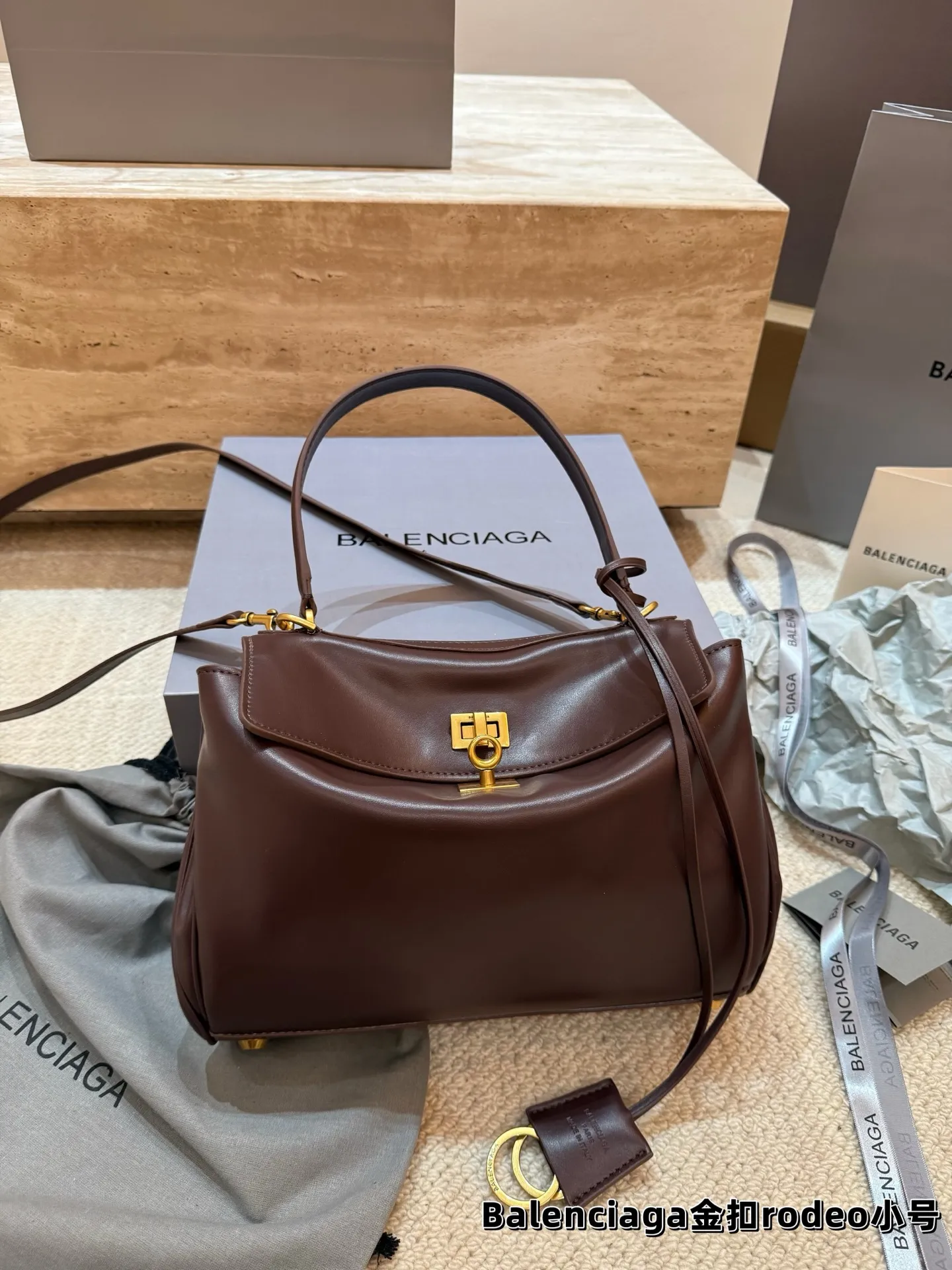 顶级原单 P240 巴黎世家 RODEO 托特包 矮个子也能驾驭的一款包包！ 虽说是有两个扣子 建议老婆们扣在里面 前面可以拉拢下来更有设计感 更独特 和秋冬季的衣服超好搭！超米超喜欢💕 尺寸小号28.20