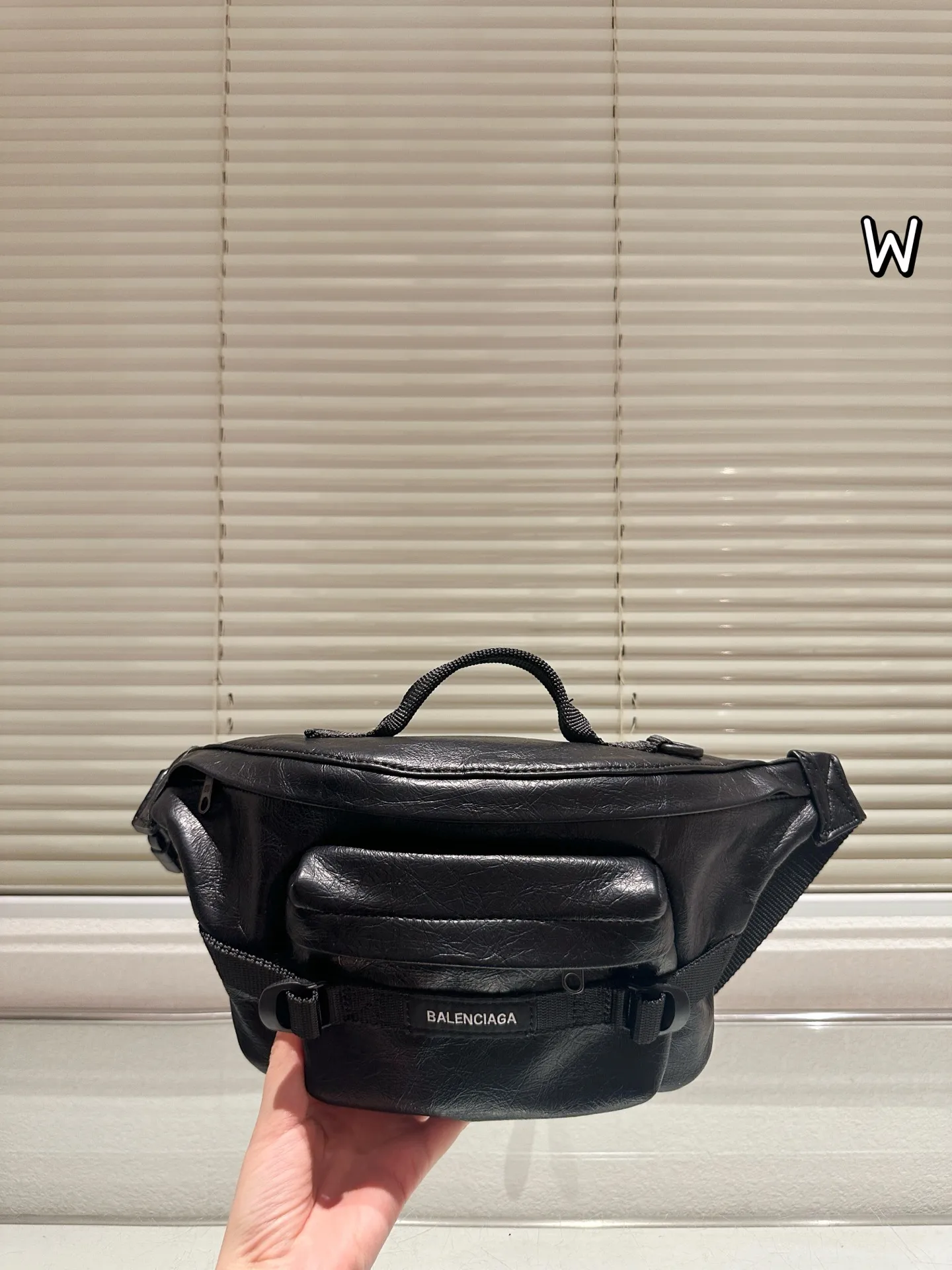 P140 巴黎世家 ARMY 系列腰包 •巴黎世家ARMY系列腰包,黑色小羊皮材质,手感细腻又耐用,机能风设计超有型!拉链+多口袋,收纳超方便,通勤、户外都能用林。肩带可调节, 腰包斜挎随心切换,百搭又实用。ARMY系列硬朗风格,潮流爱好者必入,搭配简约或机能风穿搭都很出彩 26x21x9cm约 26x21x9cm,