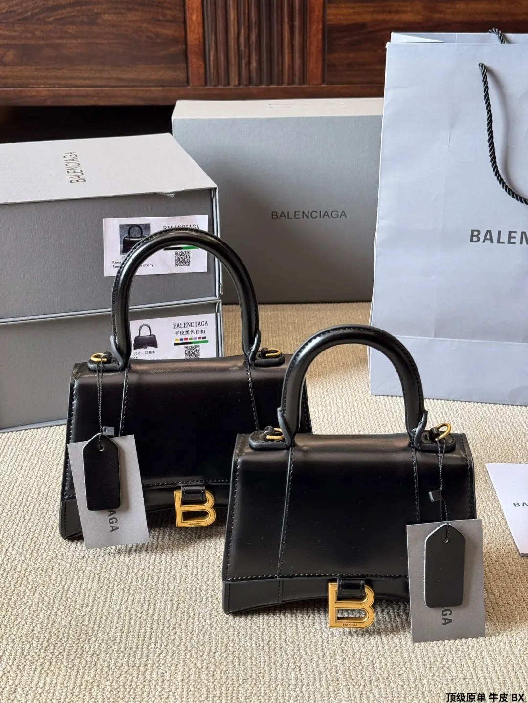 顶级原单 牛皮 p180/p170 【巴黎世家】Balenciaga/巴黎世家 hourglass xs/沙漏包 斜挎手提包 lisa款 最新走秀款购物袋来啦🌈专柜限量上市 娱乐周刊主推款～超正点 原版内里 高端时尚 潮爆全球💫潮范儿们跟上脚步吧 喜欢的抓紧自留啦 超级洋气 尺寸 大号23 14cm 小号20 12cm