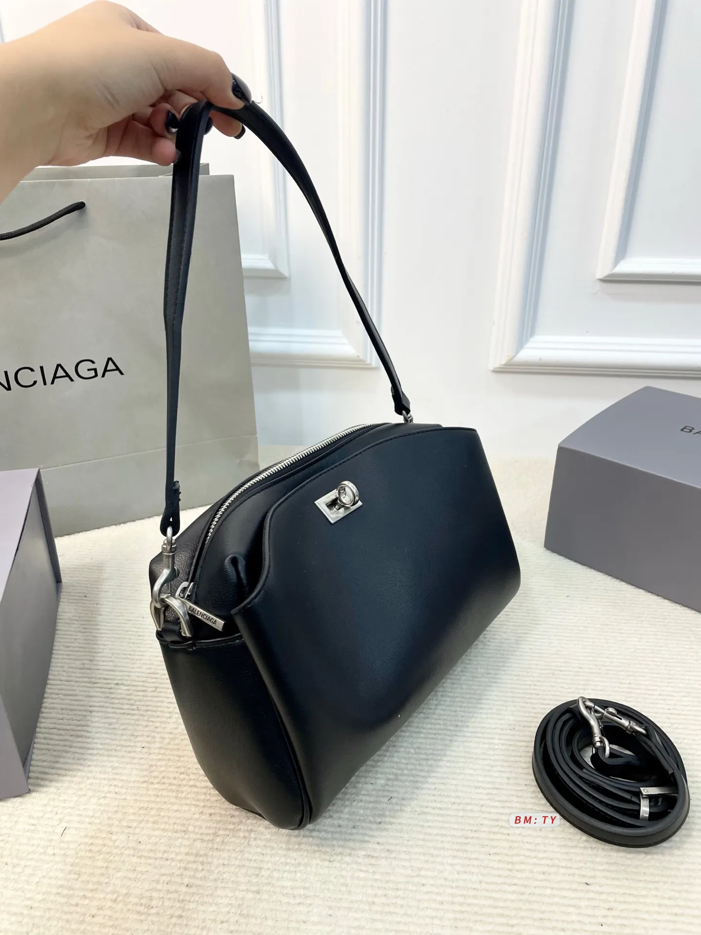 💰155 配折叠礼盒 巴黎世家Rodeo相机包，哑光质感+细腻褶纹，皮质柔软有韧性，越用越有光泽。简约包身配金属锁扣，细节精致，低调又高级！容量适中，手机、充电宝、笔记本都能装下，通勤休闲都OK。肩带可调节，手拎斜挎随心切换，实用又时髦。 尺寸：25*11*16