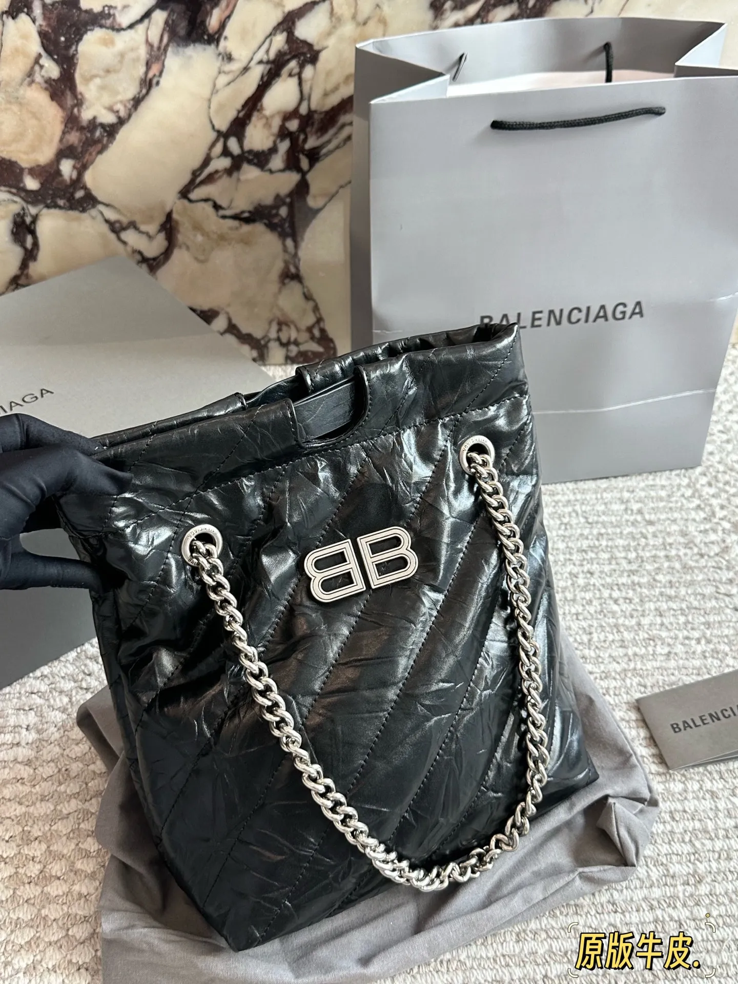 💰230 配盒牛皮 size：25*28cm 巴黎世家新款包包 垃圾袋原来这么好看!！ crush tote 真的太高级了吧! 大小刚好很能装，自重轻，链条可调节随心所欲的高级感满满!