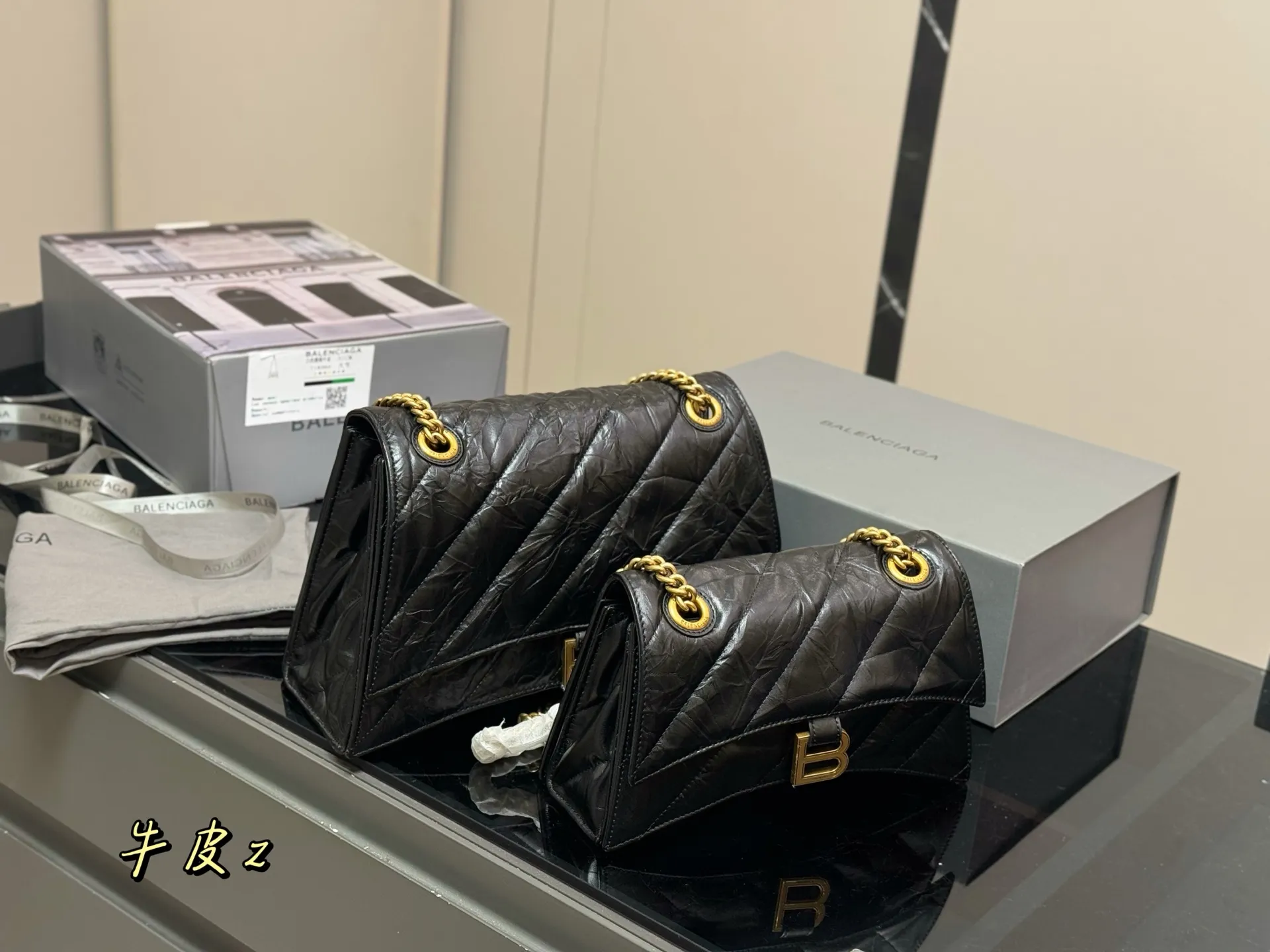 ¥190 ¥240 配盒牛皮 size:25*16cm 31*19cm crush直击我的心 巴黎世家新款包包 crush真的太高级了吧! 材质摸起来超级舒服~ 软fufu的颜值很高!