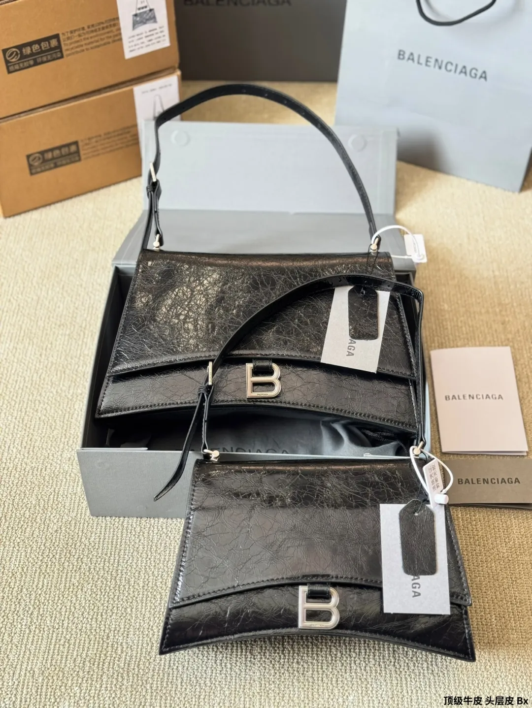 顶级原单 头层皮 p230/p210 Balenciaga 秋季新款 Crush 包款強勢登場!独特的标志 性弧线形状造型底部设置一个圆润光滑的拱形弧线,以解构手法重释经典 OR柔韧的造型易于折叠和展开,拱形包底与尖角边缘设计,包型搭配层次分明的内部空问。压光牛皮与柔软羊皮革内里,手袋肌理与设计亮点 均彰显出其绝佳的触感。改为可调节肩带设计,细节满满° 取消链条改为肩带更加偏向中性风,男生也可以 完美驾驭啦! 尺寸:大号30 20cm 小号25 16cm