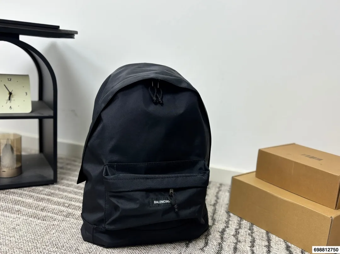 p190 Balenciaga双肩包 巴黎世家 男女皆可 百搭休闲 容量超惊人 重点是真的很轻便 设计也很简约耐看 尺寸33 44