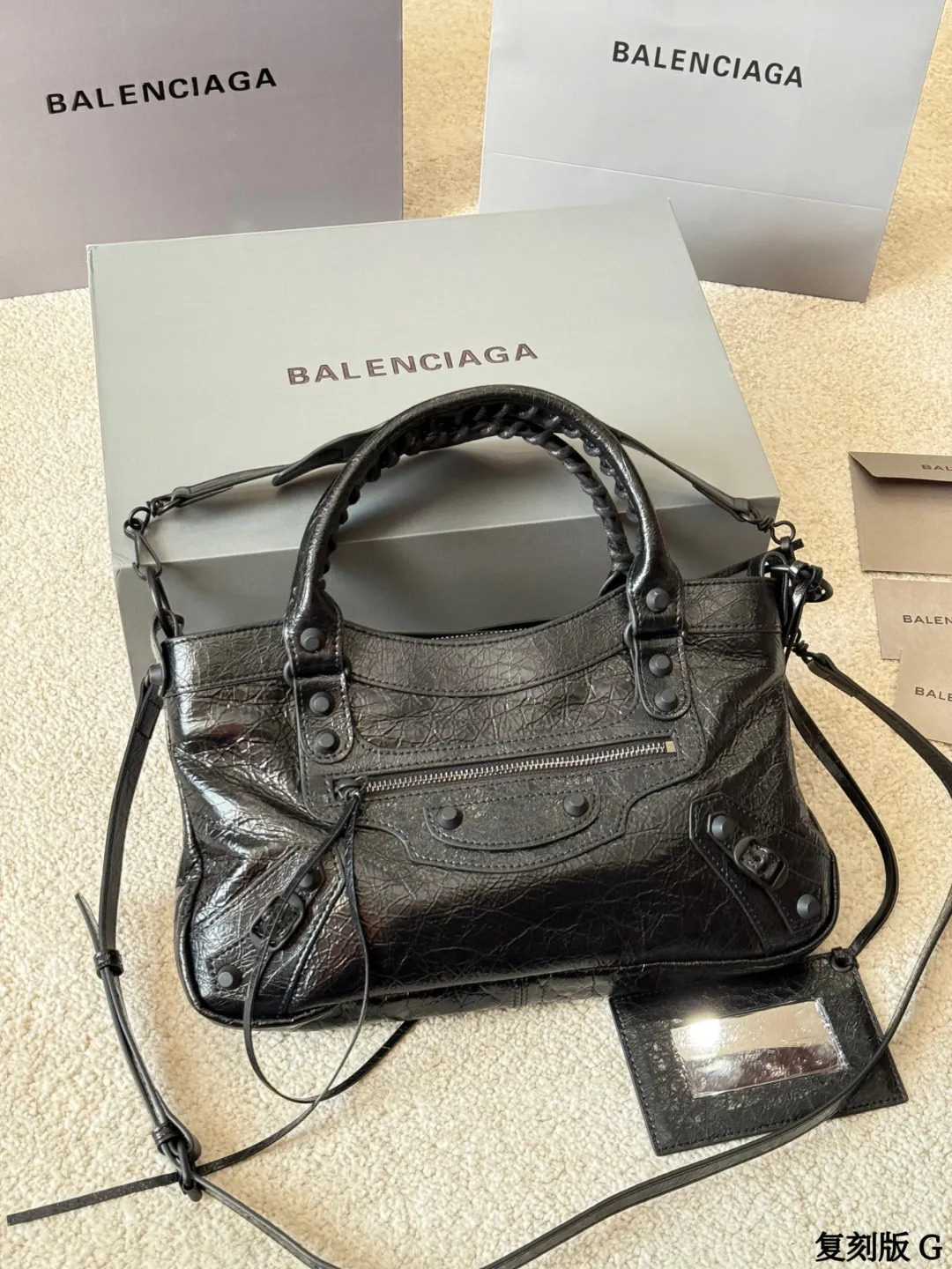 复刻版 p290 BALENCIAGA Le City Nano机车包 巴黎世家Le City Nano机车包，选用细纹羊皮革，质感柔软耐用。经典铆钉＋流苏设计，机车风满满，超有个性！黑色包身百搭，通勤休闲都能轻松驾驭。Nano尺寸小巧精致，内部空间合理，手机钱包都能装下，肩带可调节，单肩斜挎随心切换，实用又时髦！ 尺寸33.5 6.5 20