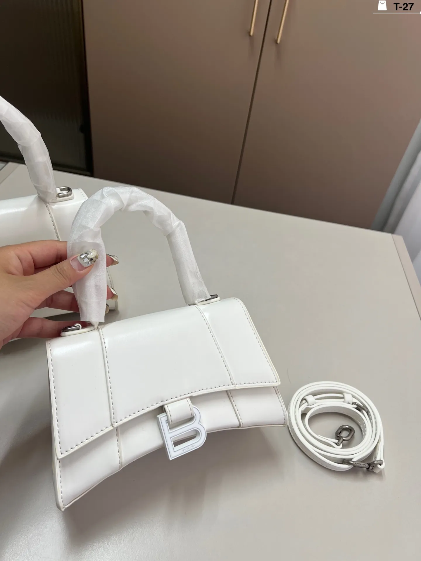 小💰p135 巴黎世家沙漏包(平纹) 优雅 时尚 简单又大方 还带给你带来复古潮流的感觉 T-27尺寸19×9/22×10折叠盒