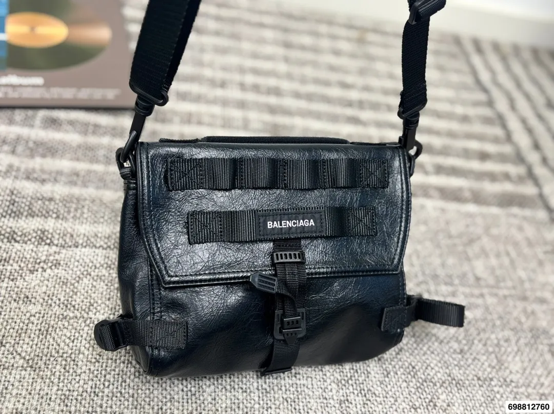 P190 巴黎世家邮差 还有这么机能风的Balenciaga邮差!!!! 实物巨巨巨好看!! 走在潮流第一线的俊男靓女们必须要拥有这只巴黎世家 尺寸：24 19