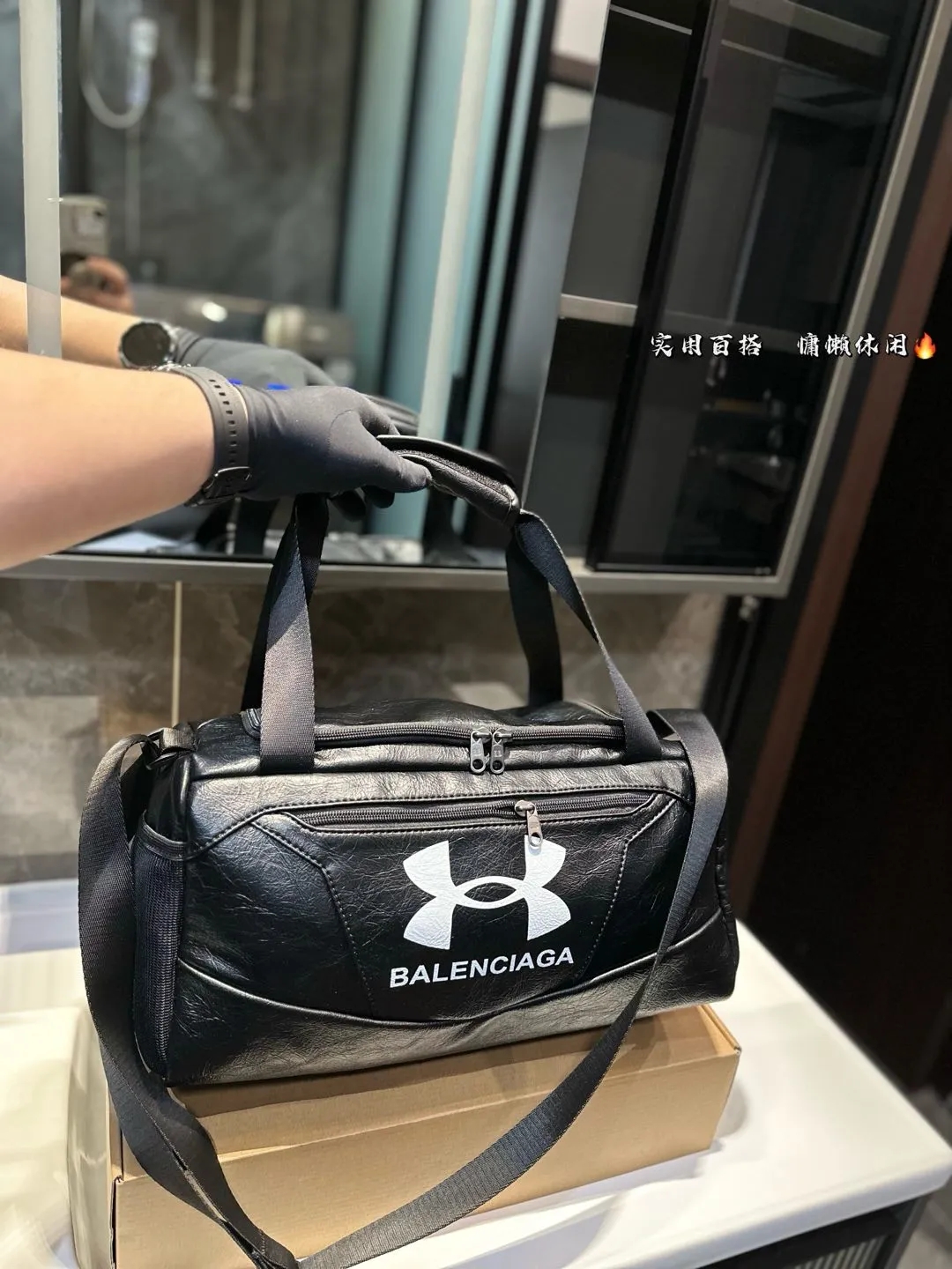 ❤️P175❤️ 种草巴黎世家的健身包联名安德玛 巴黎世家，时尚界的宠儿! 每一款单品都仿 佛在诉说着潮流的故事。 今日种草一个健身包包和安德玛联名的、这款包包，简直就是潮流界的超级巨星!它不仅拥有巴黎世家的奢华质感，还注入了安德玛的专业运动元素。巴黎世家，点燃时尚之火!它的设计充满力量感，让你自信满满地迎接每一个挑战。勇敢地展现自己的时尚态度 尺寸：39 18