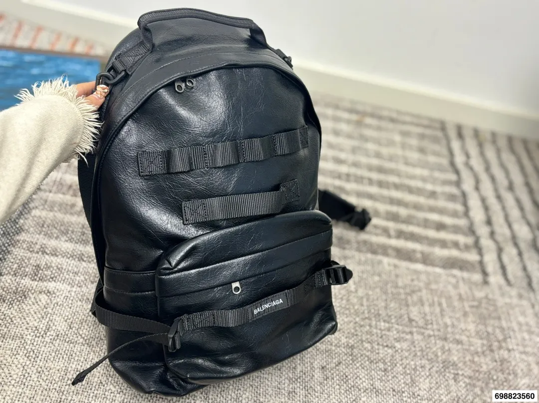 P270⚠️尺寸28.43 巴黎世家 牛仔双肩包 泰酷辣~ 凹照型神器 潮男必备 气质UP UP UP!!!