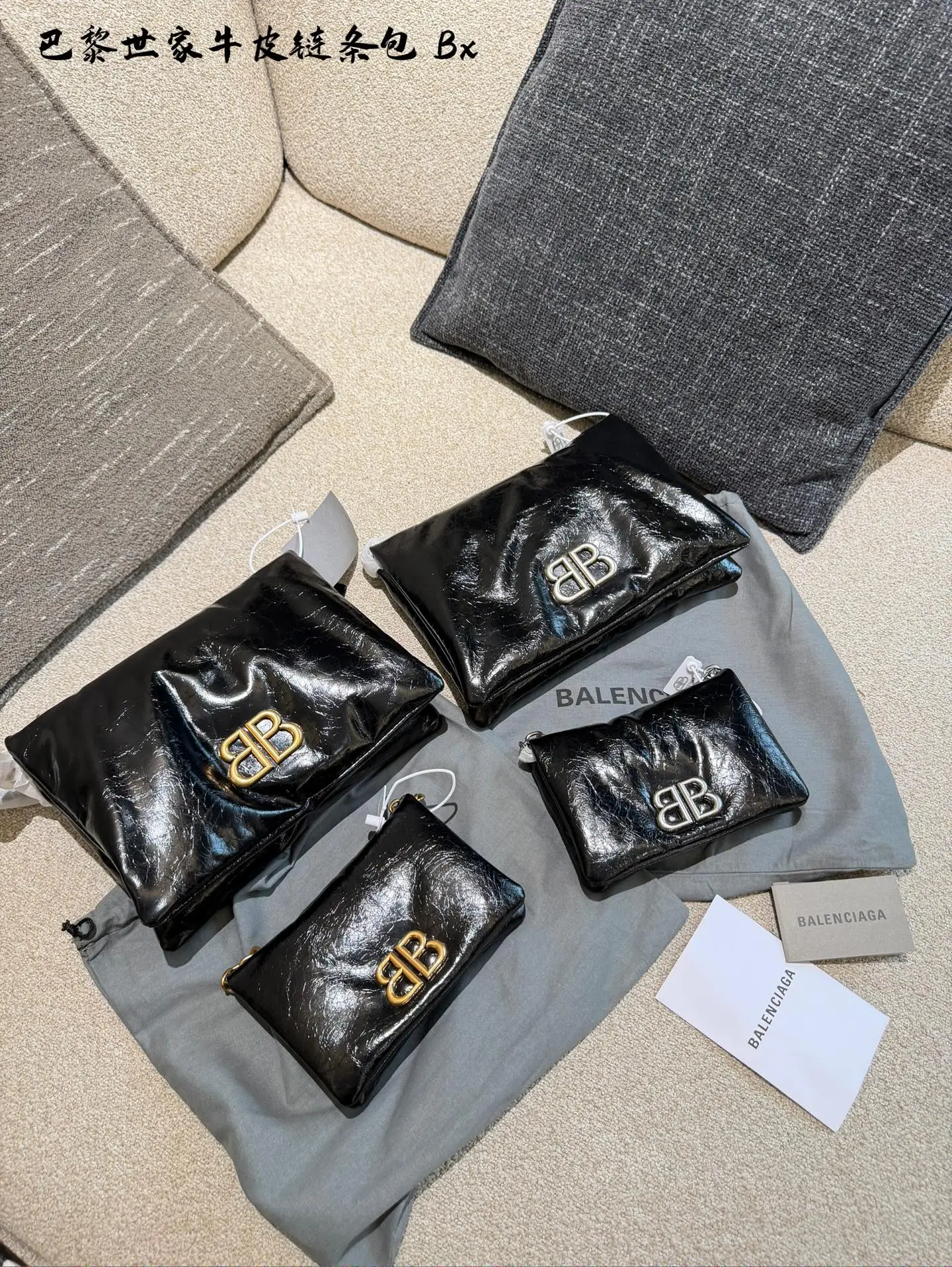 p150p175 巴黎世家新到美丽的小包包 巴黎世家monaco nano手袋 尺寸：长18cm，25cm &bull; 蓬松细纹羊皮革 &bull; Nano手袋 &bull; 链式肩带53.8厘米，把链条绑起来还可以当作手包哦🩵