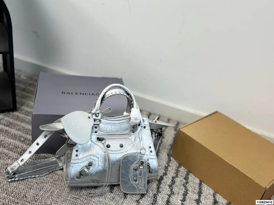 p260 配折叠盒 巴黎世家 Le cagole机车包 配件和爱心镜子很加分有点小亚和朋克的感觉 容量足够肩带可以调节长度当腋下包和斜挎包都很不错上身就是甜酷辣妹即视感 尺寸：26.18