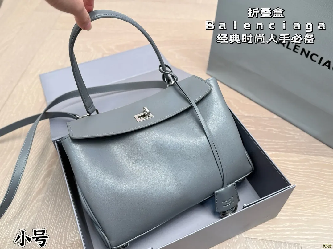小号¥225折叠盒 Balenciaga巴黎世家新款 任何风格都可轻松驾驭 适合日常 旅游 出行 集美必备 尺寸:小号27 19