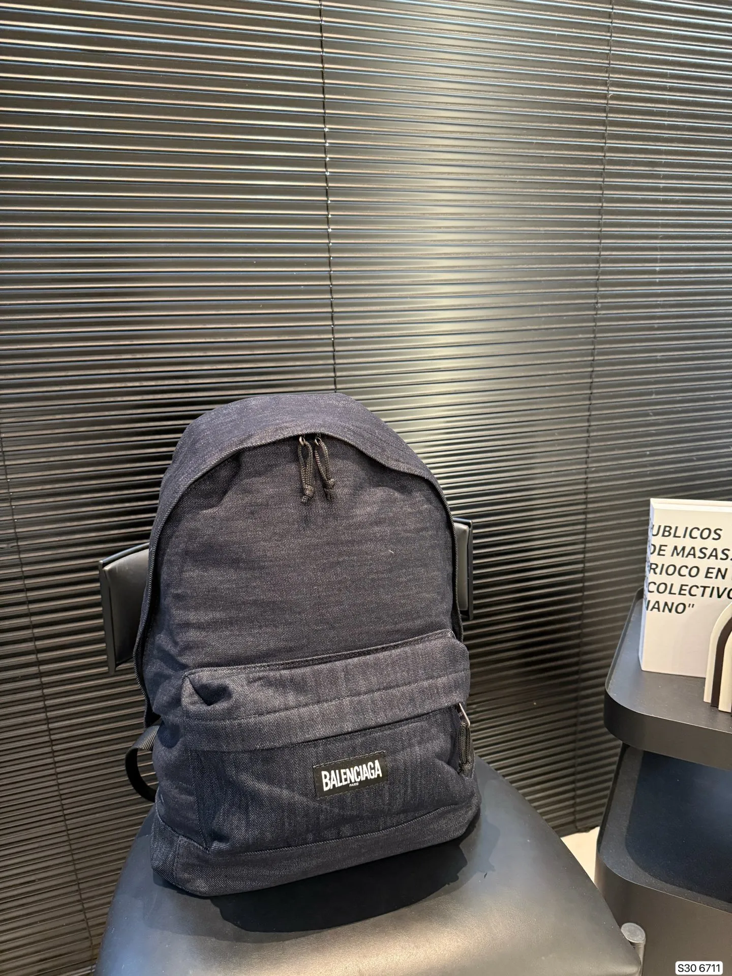 P200巴黎世家牛仔双肩包 牛仔双肩包, 来场说走就走的旅行也也不错主打休闲慵懒风 敲拉风啊时髦又有腔调 复古慵懒随性超好背 越看越爱 尺寸:35 43货号6711