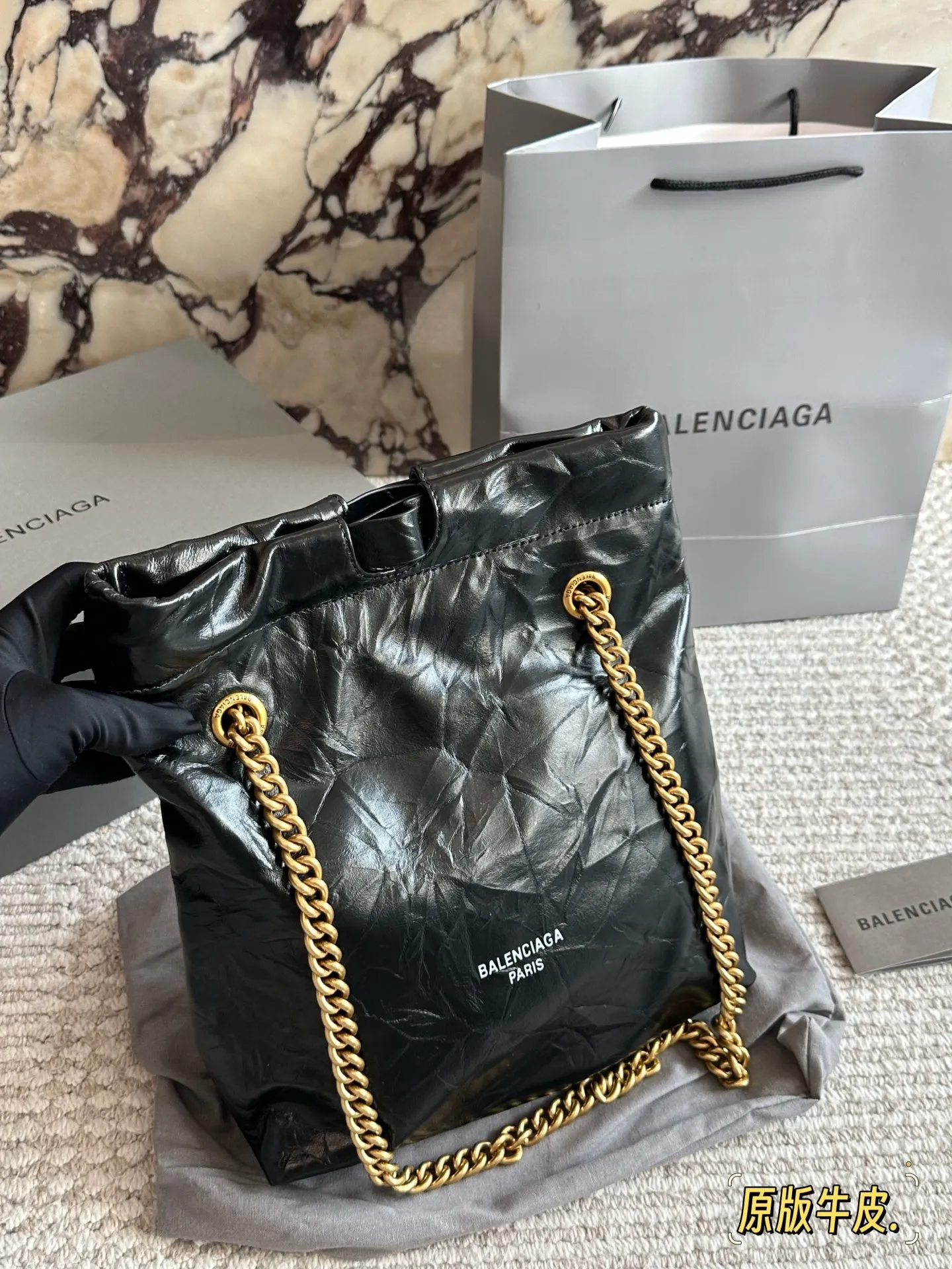 💰220 配盒牛皮 size：25*28cm 巴黎世家新款包包 垃圾袋原来这么好看!！ crush真的太高级了吧! 大小刚好很能装，自重轻，链条可调节随心所欲的高级感满满!