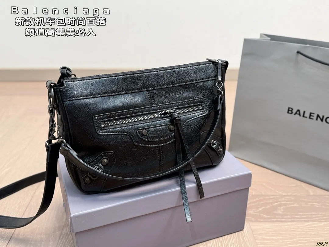 ¥150配盒 Balenciaga 巴黎世家机车包 仙女的背包 完完全全 被迷上啦 仿佛进入仙境般 是每个可爱的小仙女必备 尺寸28 18