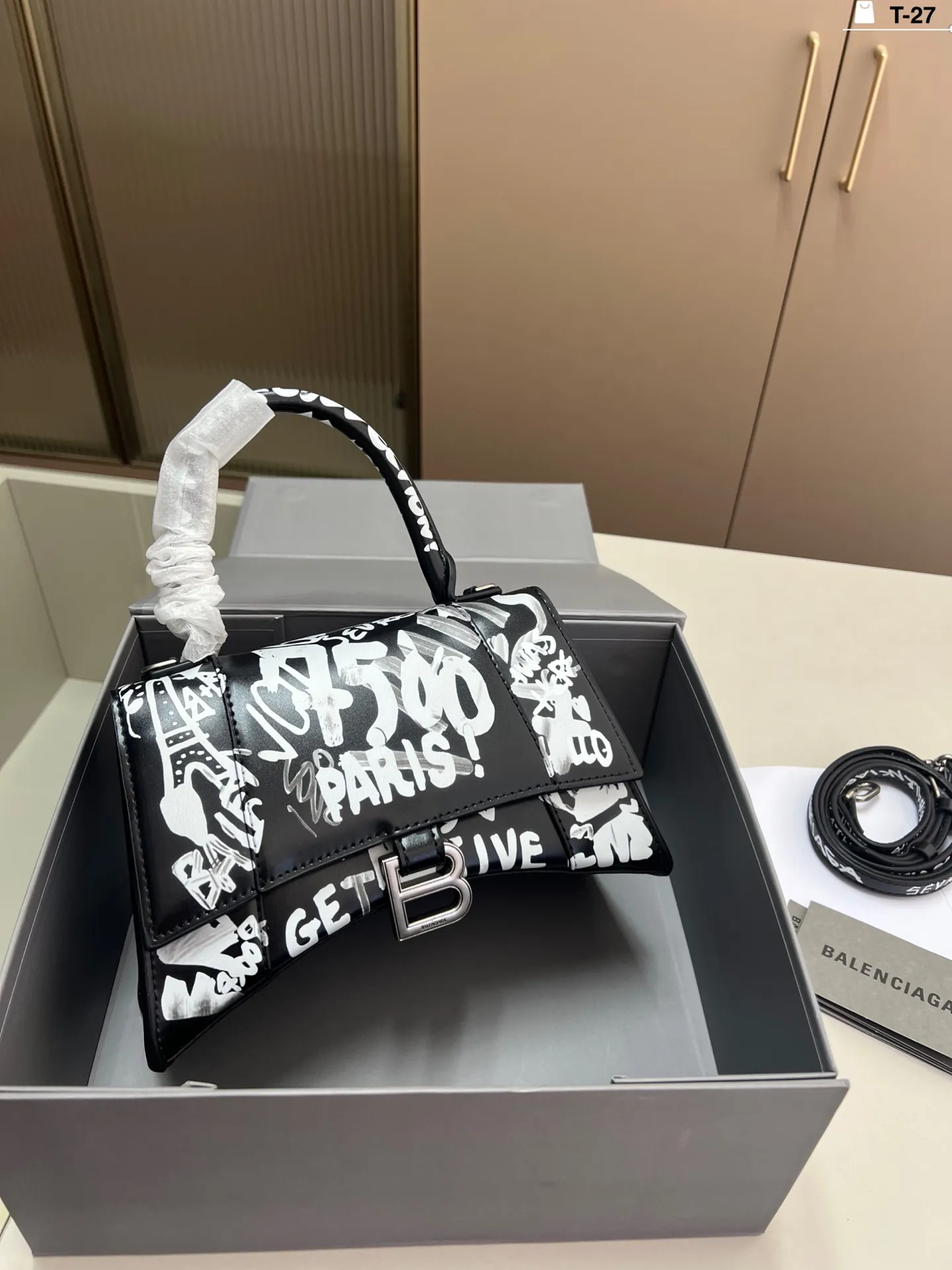 💰p155 巴黎世家涂鸦沙漏包 优雅 时尚 简单又大方 还带给你带来复古潮流的感觉 T-27尺寸22&times;10折叠盒