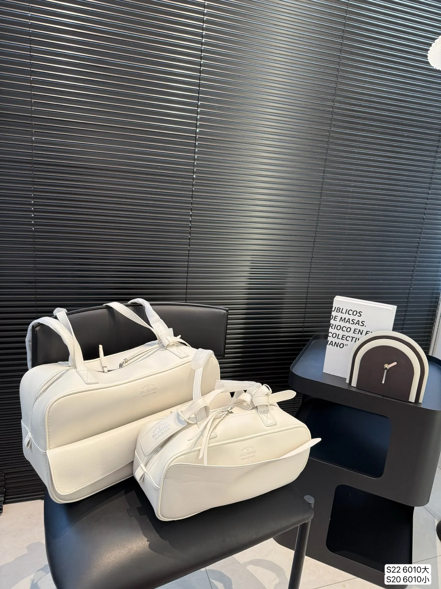 大号P160 小号P150 巴黎世家 腋下包 Carrie 上新:巴黎世家腋下包Carrie~ 新推出的保龄球系列真的鲨疯了!!独特弧形包身上身辨识度直接拉满 双提手设计超贴心上身优雅大方，亦可单肩背随性自在大小两个尺寸满足出行需求 尺寸：大37 20 小32 13 货号6010