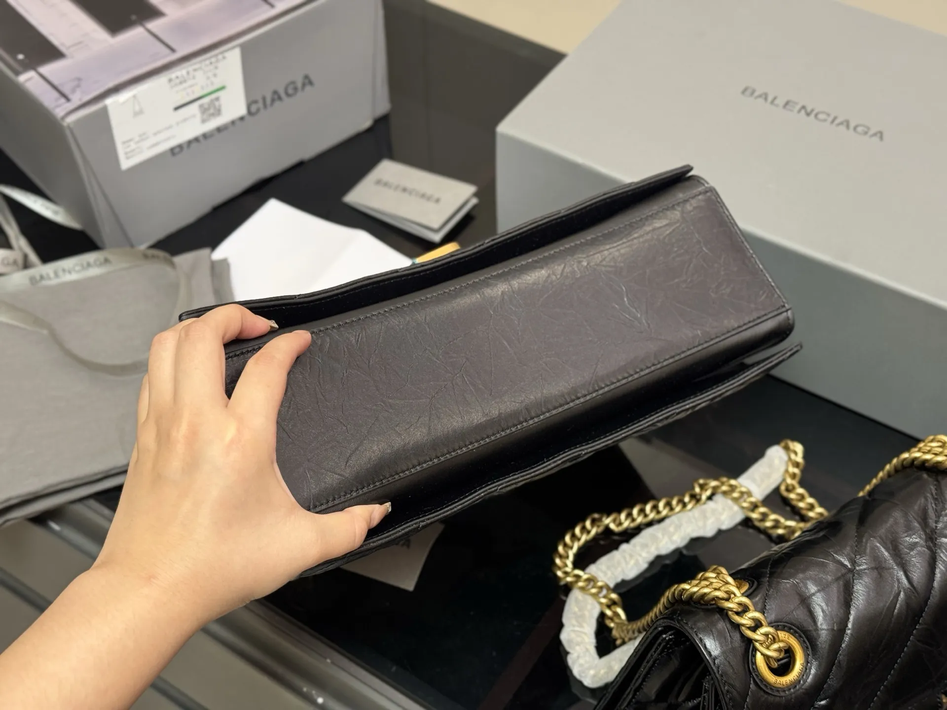 ¥190 ¥240 配盒牛皮 size:25*16cm 31*19cm crush直击我的心 巴黎世家新款包包 crush真的太高级了吧! 材质摸起来超级舒服~ 软fufu的颜值很高!