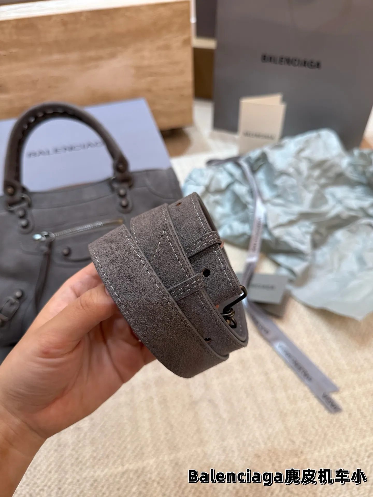 P235 P225 顶级原单 Balenciaga巴黎世家 麂皮机车包 -拥有立冬的第一只麂皮机车的快乐 这么帅谁能不爱呀[得意R] 粗犷硬朗的机车包型 加上拥有独一份质感的麂皮 拿捏时髦和氛围感就这么简单 尺寸大号37*23 小号30*19