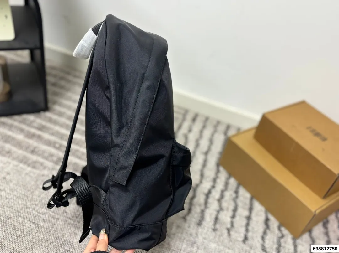 p190 Balenciaga双肩包 巴黎世家 男女皆可 百搭休闲 容量超惊人 重点是真的很轻便 设计也很简约耐看 尺寸33 44