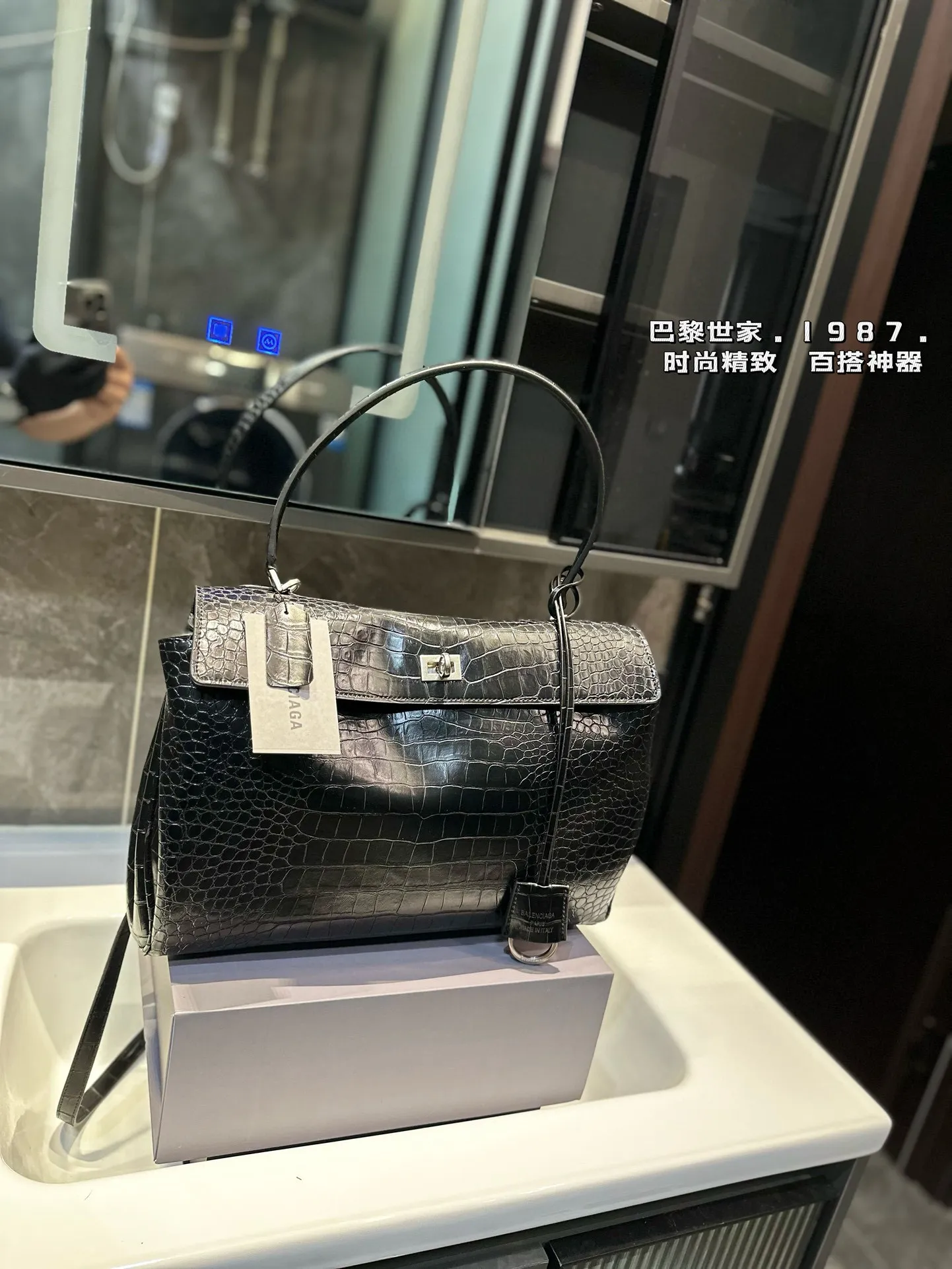 ❤️P230（礼盒包装）❤️ 巴黎世家 rodeo 秀款鳄鱼纹 手提斜挎腋下包 质感很高级 容量超级大也很耐用 日常出街背它回头率百分百 就是这种随性慵懒感⚠️尺寸34.20