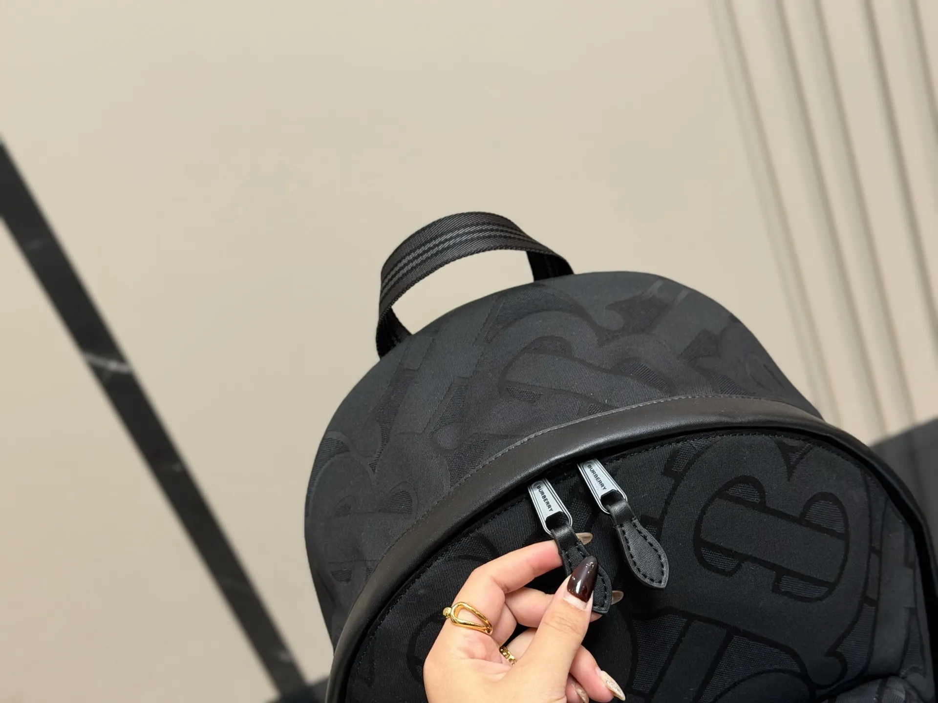 ¥220 无盒 轻便又🈶️容量 size:30*40cm 巴宝莉双肩包🎒 这款背包以标志性Burberry Trench风衣的独创面料作为灵感来源, 采用与棉质嘎巴甸同为密织结构的柔韧尼龙材质制成。 真的是好用到心坎里。