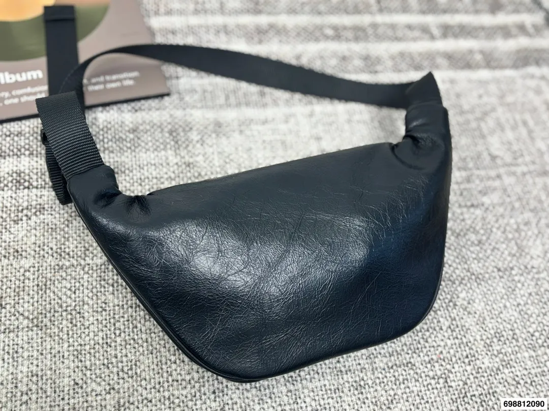 P120 巴黎世家腋下包 又出新单品▲新款 sling bag来啦~ 法棍包型超级实用的一款！ 尺寸29.18