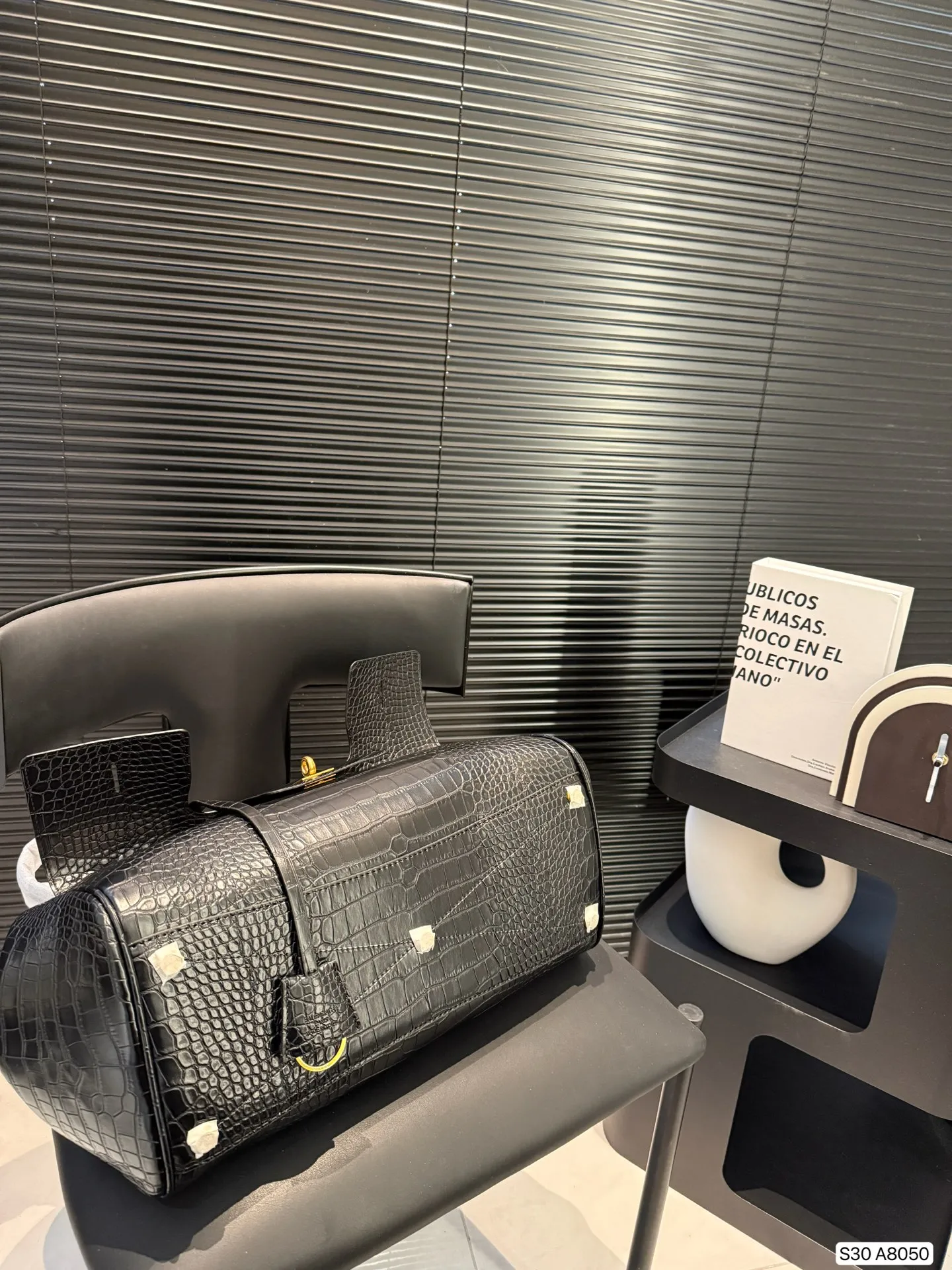 P200 巴黎世家新款RODEO大廓形包包 柔软的大廓形包包 上身慵懒感立刻get、 真的很喜欢又方便又酷的超实用大包! 尺寸38 28 货号A8050