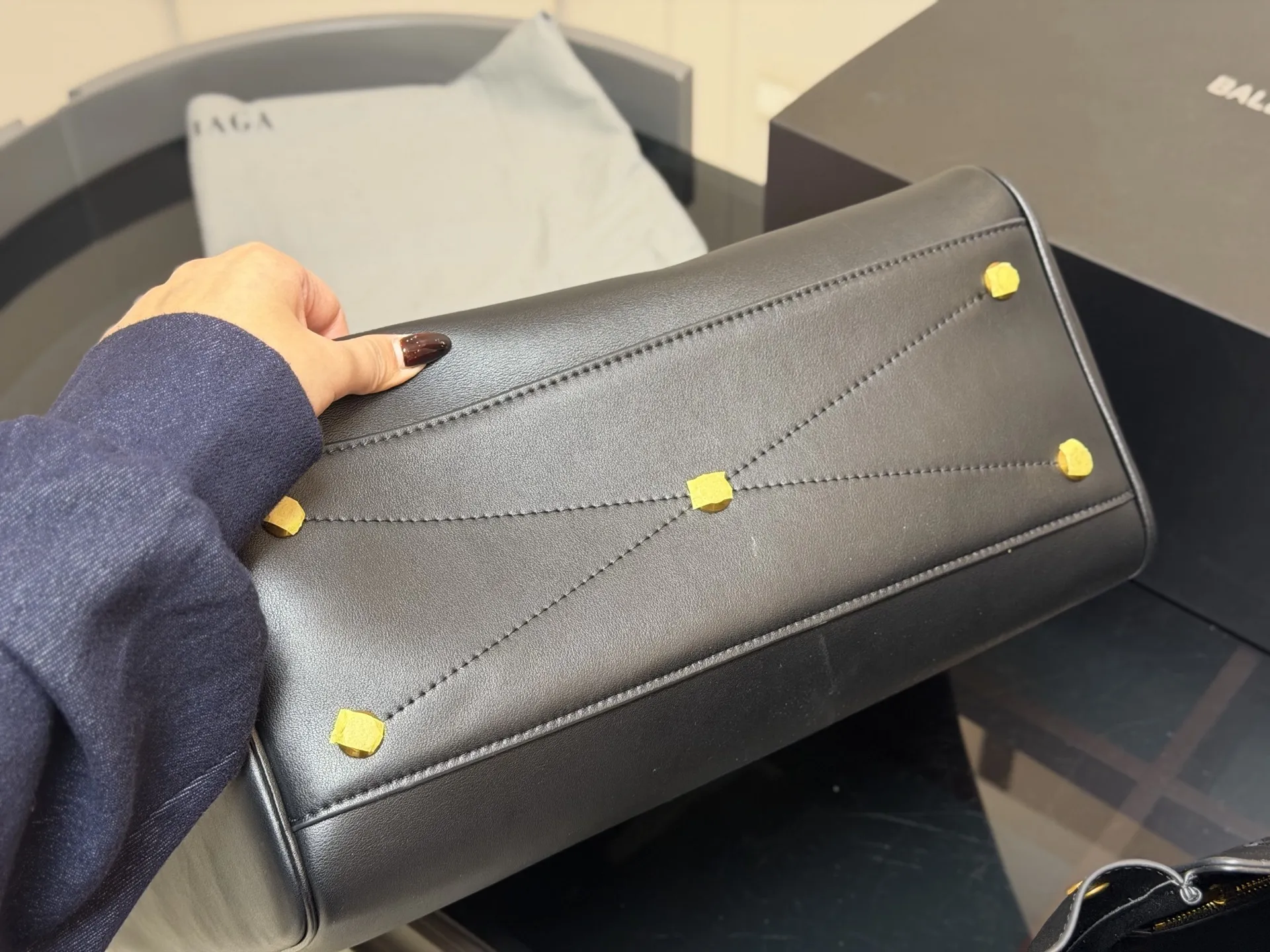 ¥420 ¥390 配折叠盒飞机盒 size:36.28cm 30.24cm 巴黎世家新款belair 大廓形包包 柔软的大廓形包包 上身慵懒感立刻get、 真的很喜欢又方便又酷的超实用大包!