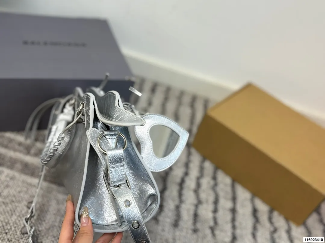 p260 配折叠盒 巴黎世家 Le cagole机车包 配件和爱心镜子很加分有点小亚和朋克的感觉 容量足够肩带可以调节长度当腋下包和斜挎包都很不错上身就是甜酷辣妹即视感 尺寸：26.18