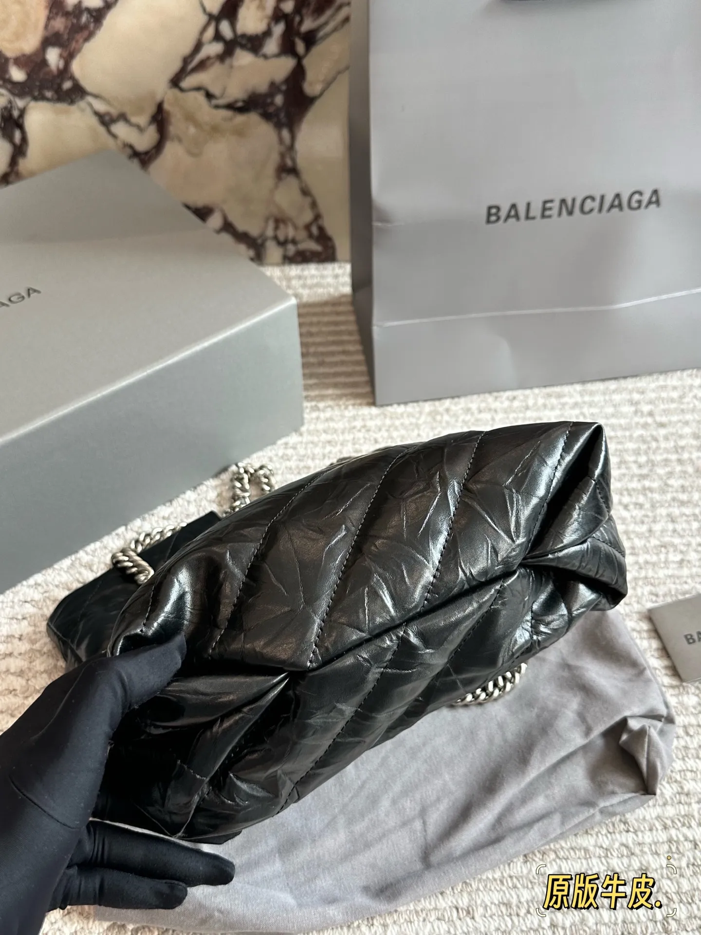 💰230 配盒牛皮 size:25*28cm 巴黎世家新款包包 垃圾袋原来这么好看!! crush tote 真的太高级了吧! 大小刚好很能装,自重轻,链条可调节随心所欲的高级感满满!