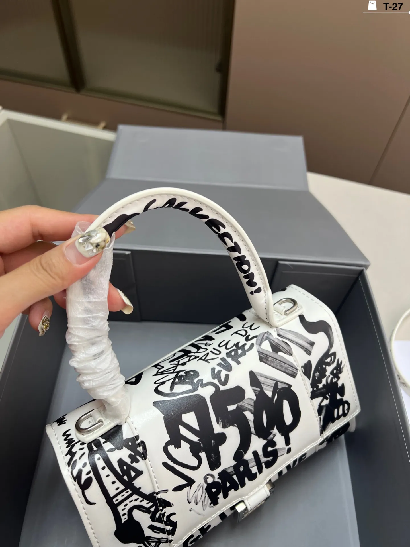 💰p155 巴黎世家涂鸦沙漏包 优雅 时尚 简单又大方 还带给你带来复古潮流的感觉 T-27尺寸22&times;10折叠盒