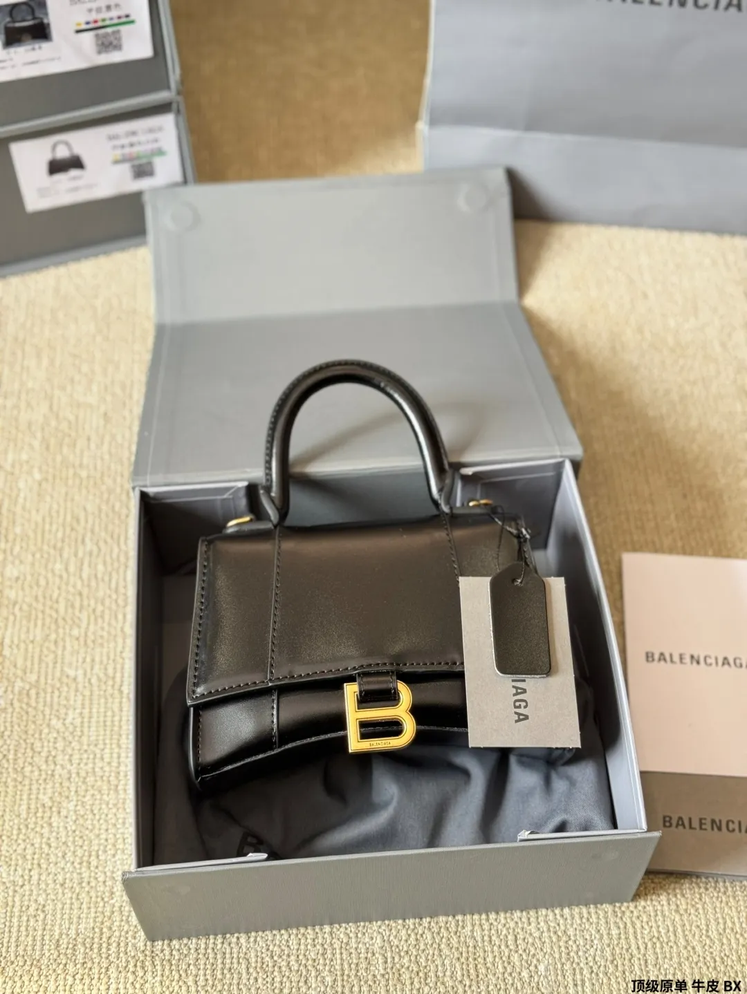 顶级原单 牛皮 p180/p170 【巴黎世家】Balenciaga/巴黎世家 hourglass xs/沙漏包 斜挎手提包 lisa款 最新走秀款购物袋来啦🌈专柜限量上市 娱乐周刊主推款～超正点 原版内里 高端时尚 潮爆全球💫潮范儿们跟上脚步吧 喜欢的抓紧自留啦 超级洋气 尺寸 大号23 14cm 小号20 12cm