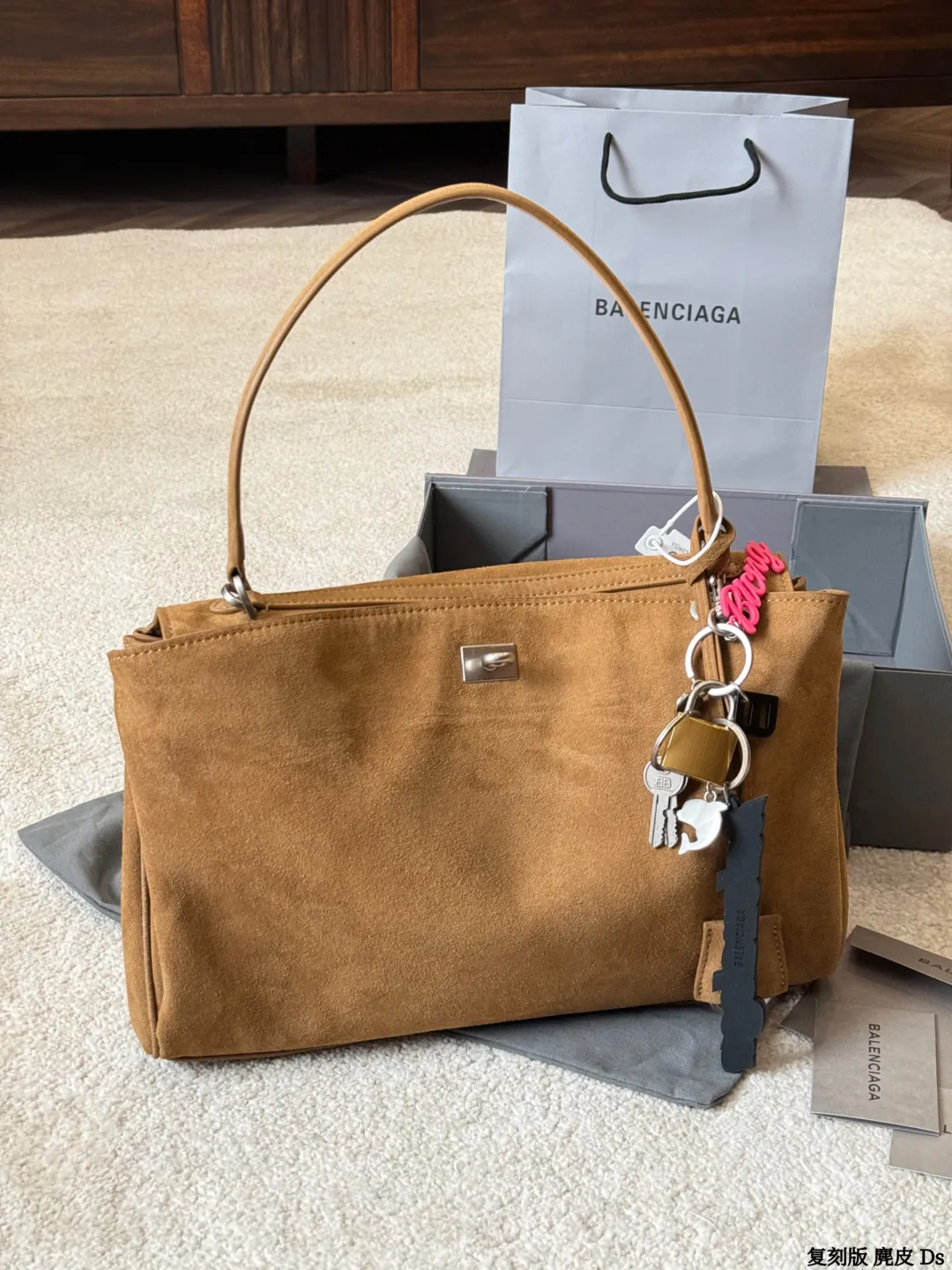 复刻版 麂皮 p295 巴黎世家新款RODEO大廓形包包 柔软的大廓形包包 上身慵懒感立刻get、 真的很喜欢又方便又酷的超实用大包! ⚠️牛皮品质 尺寸 35 23cm