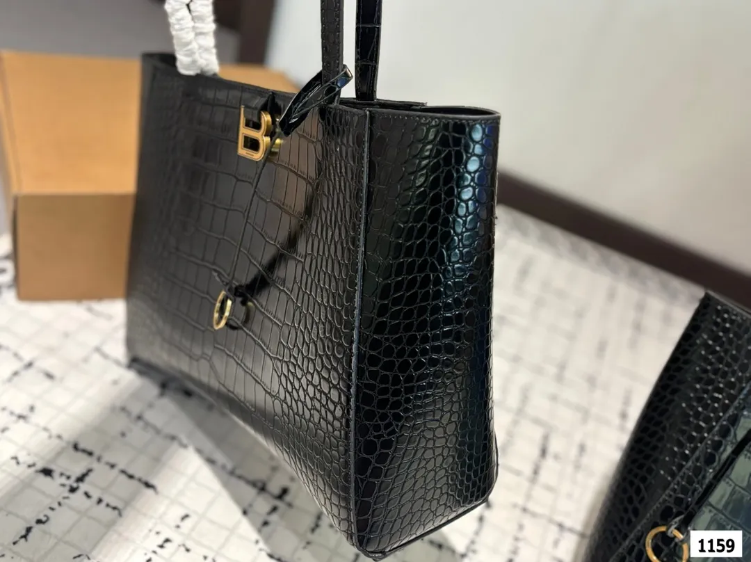 大号P140 小号P135 巴黎世家托特 Balenciaga 2025年新款 Hampton Carry All 手袋 洗练倒梯形结构搭配管状皮革双手柄,简化的包身结构更为轻便 尺寸:大号36 27 小号24 26