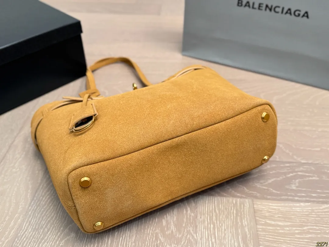 ¥175/¥165配盒 巴黎世家Balenciaga 新款出货啦!秋冬火爆款-日常搭配休闲风妥妥的,绝对吸人眼球不易撞包 。尺寸:33 26/27 20