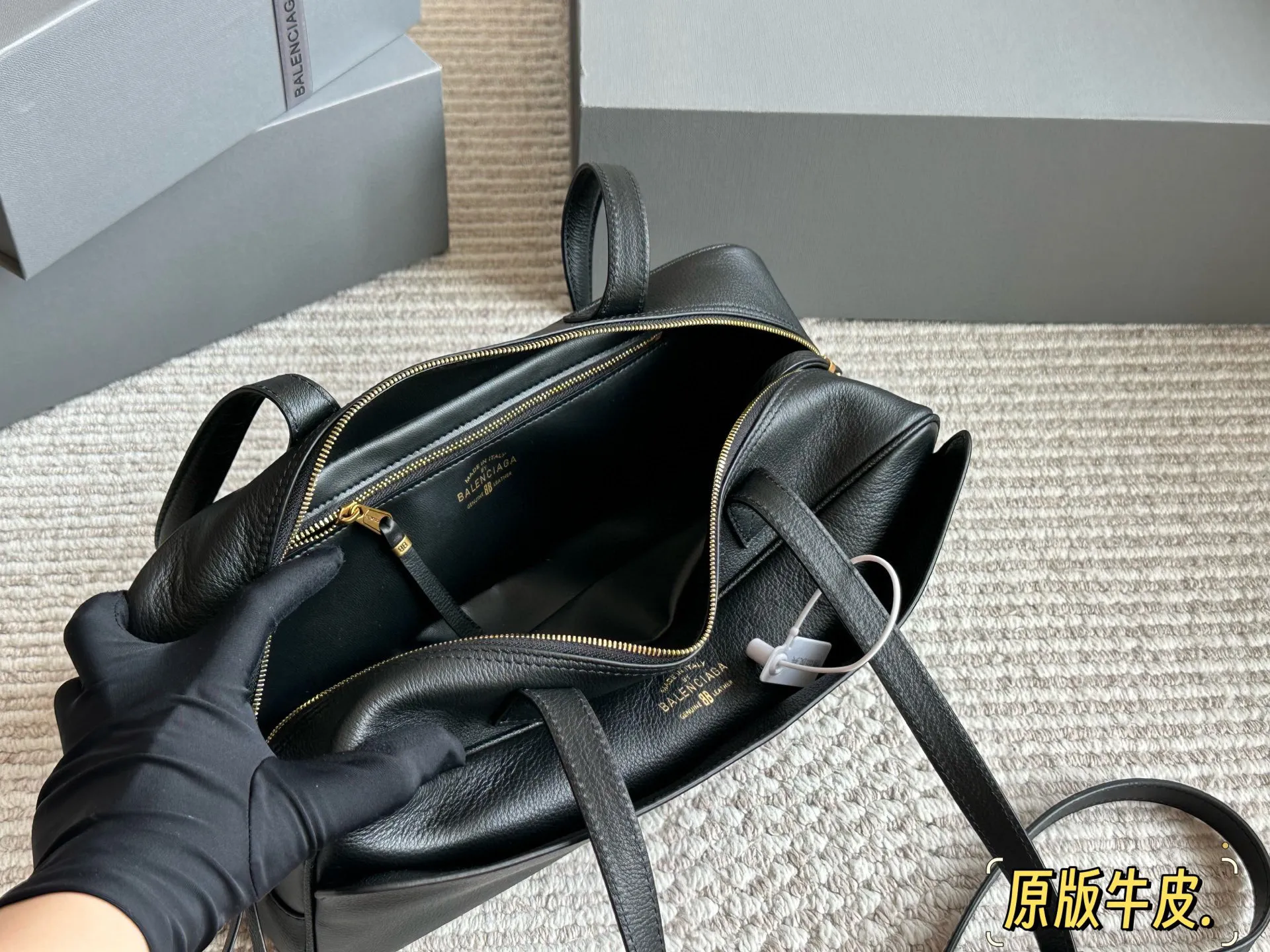 💰 280 原版牛皮 酷帅天花板 巴黎世家新推出的保龄球系列真的鲨疯了!!独特弧形包身上身辨识度直接拉满 双提手设计超贴心上身优雅大方，亦可单肩背随性自在 黑色牛皮材质质感无敌，光泽度恰到好处，看起来高级又耐造 32*12cm 配盒