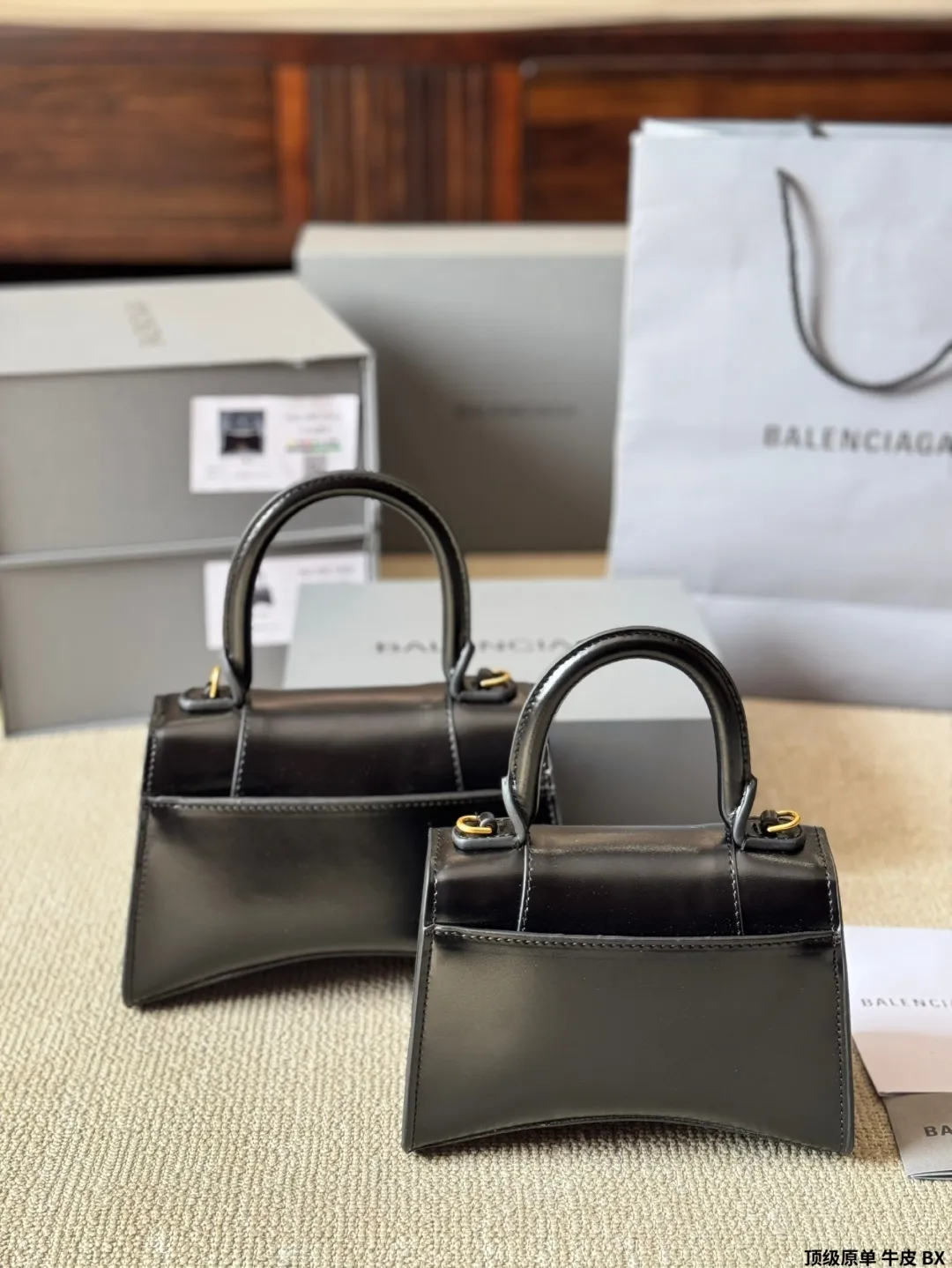 顶级原单 牛皮 p180/p170 【巴黎世家】Balenciaga/巴黎世家 hourglass xs/沙漏包 斜挎手提包 lisa款 最新走秀款购物袋来啦🌈专柜限量上市 娱乐周刊主推款~超正点 原版内里 高端时尚 潮爆全球💫潮范儿们跟上脚步吧 喜欢的抓紧自留啦 超级洋气 尺寸 大号23 14cm 小号20 12cm