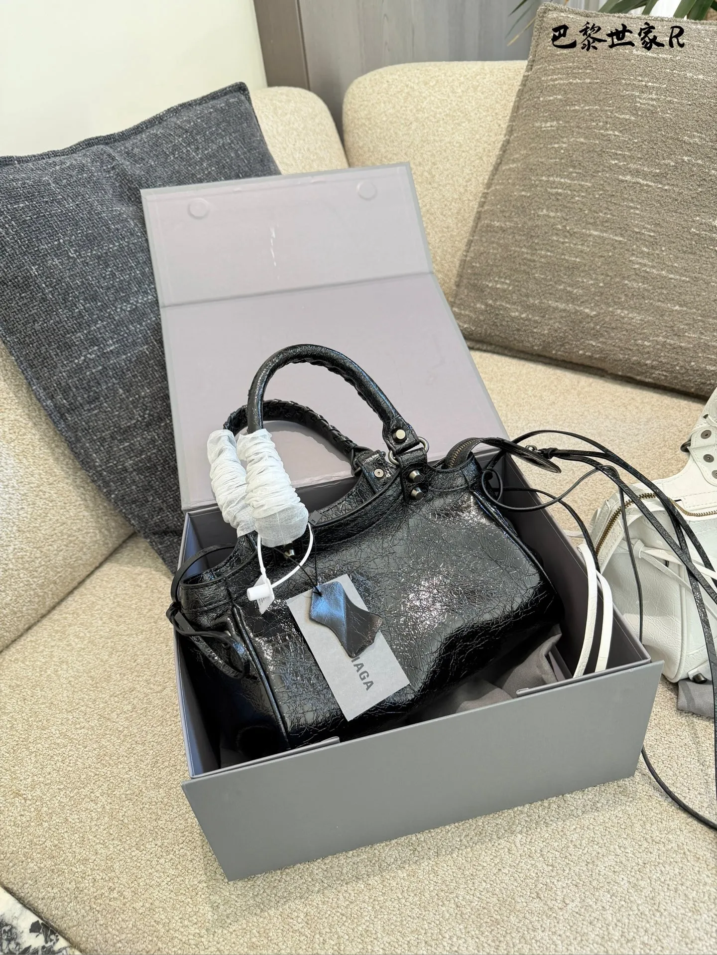 巴黎世家机车包p250 这是巴黎世家机车包,属于时尚界的经典单品。包身采用油蜡皮材质,配有铆钉装饰,设计硬朗且富有质感。常见尺寸有mini、小号和中号,适合不同身高和需求的人 群。原产地为法国,是巴黎世家品牌的标志性产品之一- ,深受全球时尚爱好者的喜爱。 养护方面,建议避免长时间暴露在阳光下,以免褪色。使用后及时清理表面灰尘,可用柔软布料轻轻擦拭。定期检查五金件是否松动,必要时可联系专业维修服务进行维护23cm