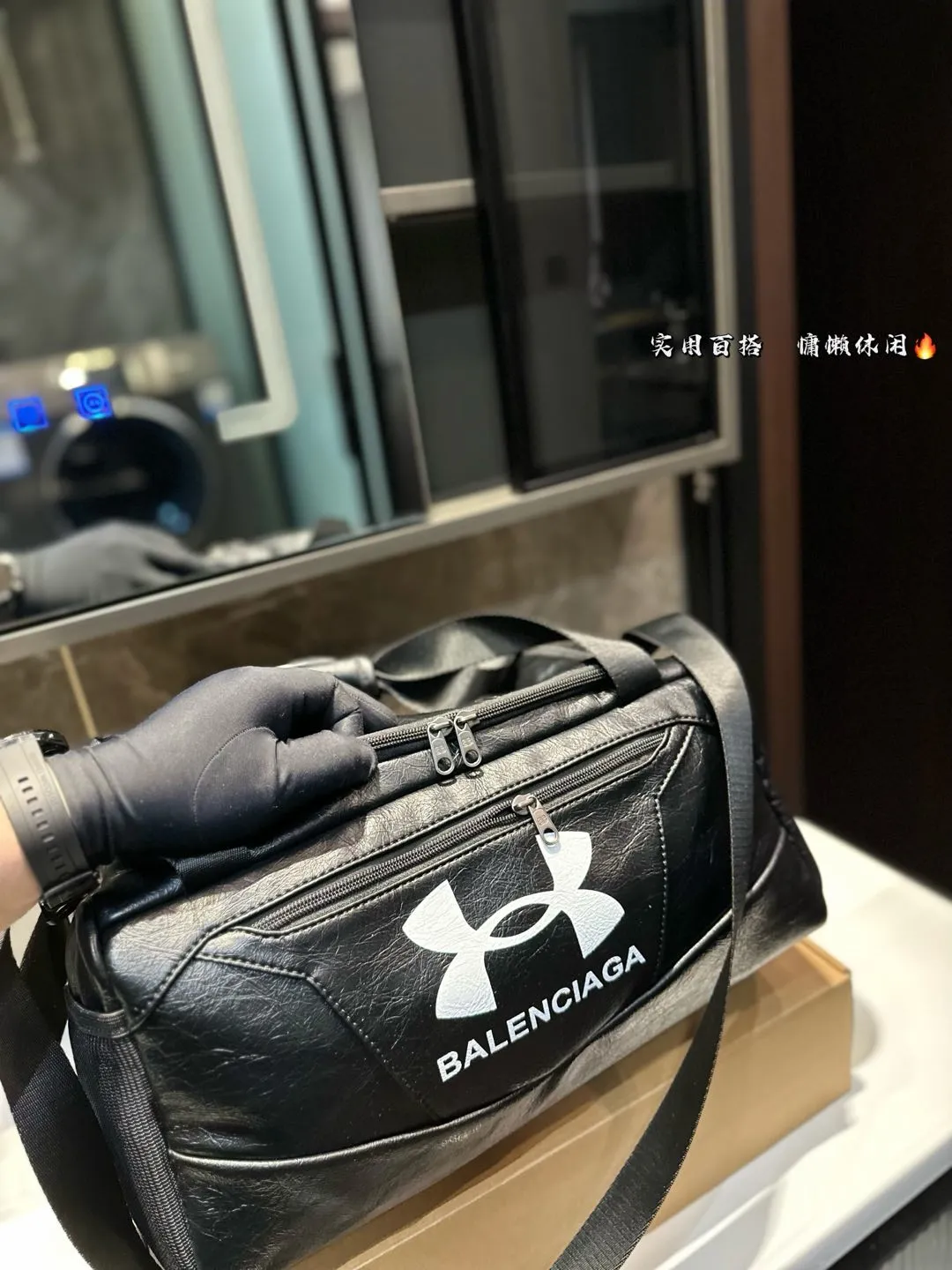 ❤️P175❤️ 种草巴黎世家的健身包联名安德玛 巴黎世家,时尚界的宠儿! 每一款单品都仿 佛在诉说着潮流的故事。 今日种草一个健身包包和安德玛联名的、这款包包,简直就是潮流界的超级巨星!它不仅拥有巴黎世家的奢华质感,还注入了安德玛的专业运动元素。巴黎世家,点燃时尚之火!它的设计充满力量感,让你自信满满地迎接每一个挑战。勇敢地展现自己的时尚态度 尺寸:39 18