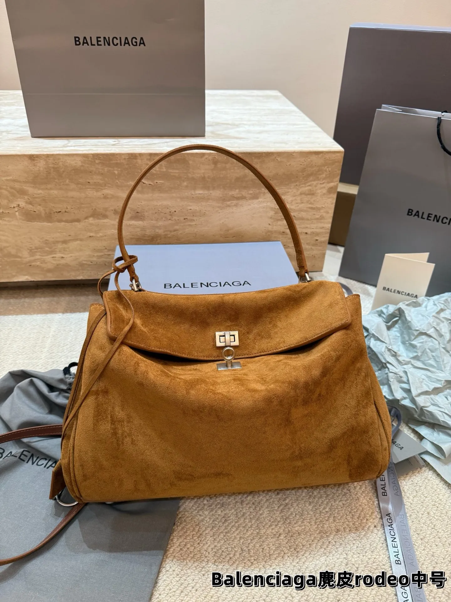 顶级原单 P245 P235 P230 巴黎世家 麂皮RODEO 托特包（银扣） 矮个子也能驾驭的一款包包！ 虽说是有两个扣子 建议老婆们扣在里面 前面可以拉拢下来更有设计感 更独特 和秋冬季的衣服超好搭！超米超喜欢💕 尺寸中号35.23 小号28.20 迷你22.17