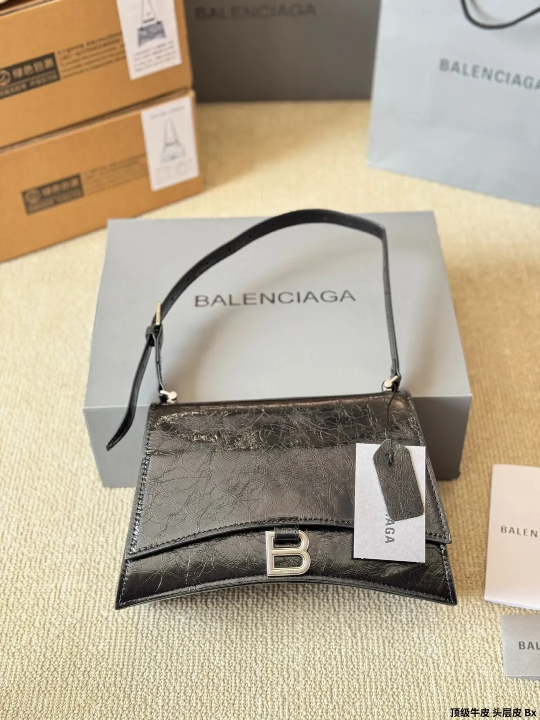 顶级原单 头层皮 p230/p210 Balenciaga 秋季新款 Crush 包款強勢登場!独特的标志 性弧线形状造型底部设置一个圆润光滑的拱形弧线,以解构手法重释经典 OR柔韧的造型易于折叠和展开,拱形包底与尖角边缘设计,包型搭配层次分明的内部空问。压光牛皮与柔软羊皮革内里,手袋肌理与设计亮点 均彰显出其绝佳的触感。改为可调节肩带设计,细节满满° 取消链条改为肩带更加偏向中性风,男生也可以 完美驾驭啦! 尺寸:大号30 20cm 小号25 16cm