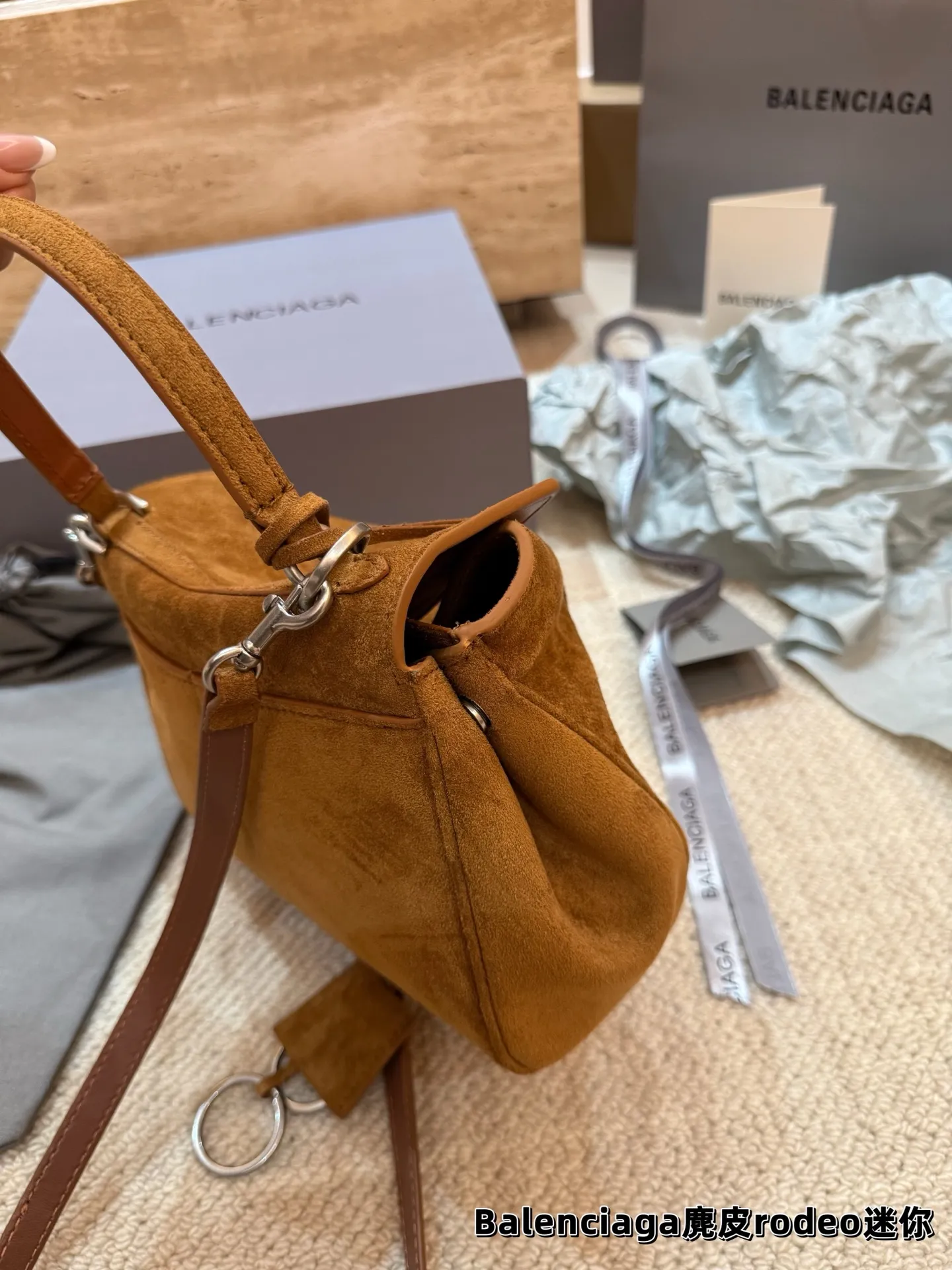 顶级原单 P245 P235 P230 巴黎世家 麂皮RODEO 托特包（银扣） 矮个子也能驾驭的一款包包！ 虽说是有两个扣子 建议老婆们扣在里面 前面可以拉拢下来更有设计感 更独特 和秋冬季的衣服超好搭！超米超喜欢💕 尺寸中号35.23 小号28.20 迷你22.17